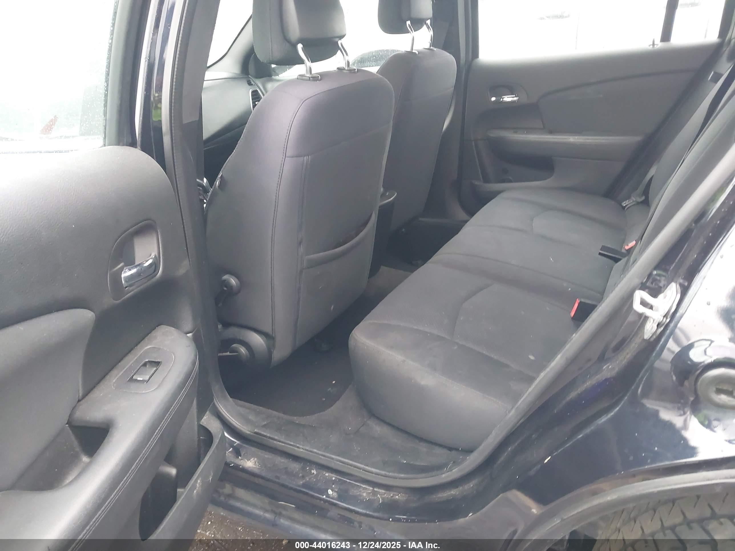 CHRYSLER 200 image 8
