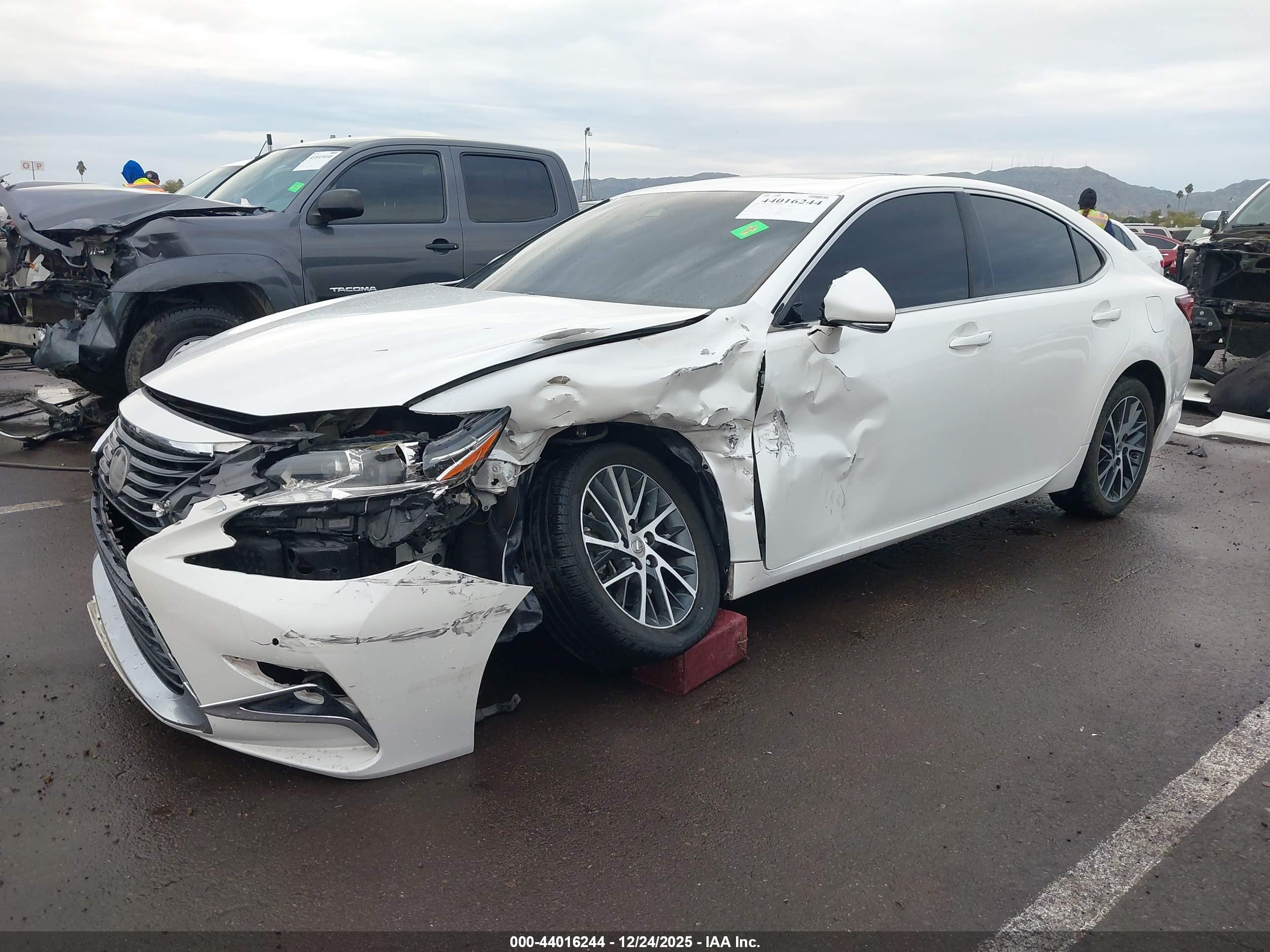 LEXUS ES image 6