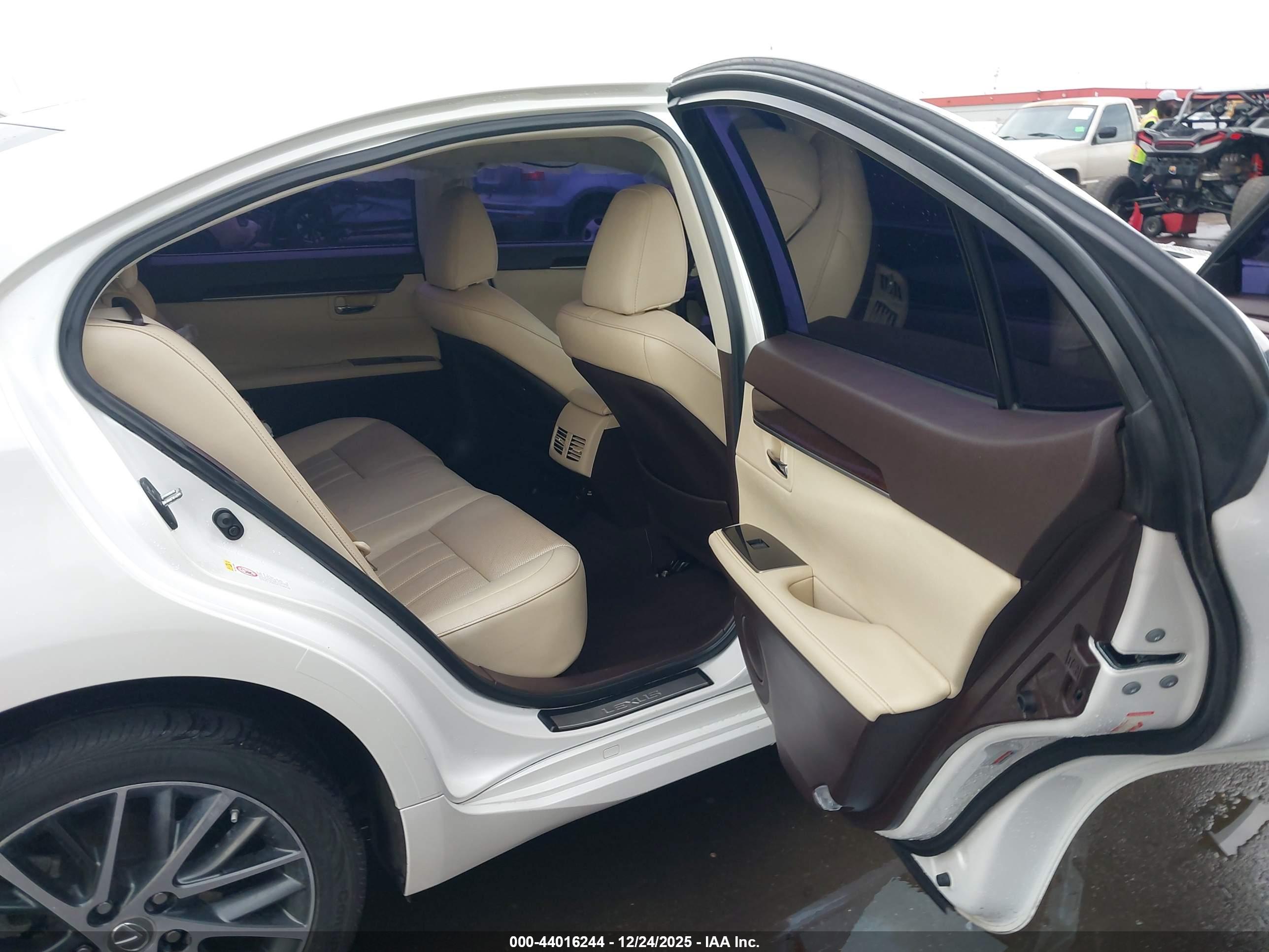 LEXUS ES image 8