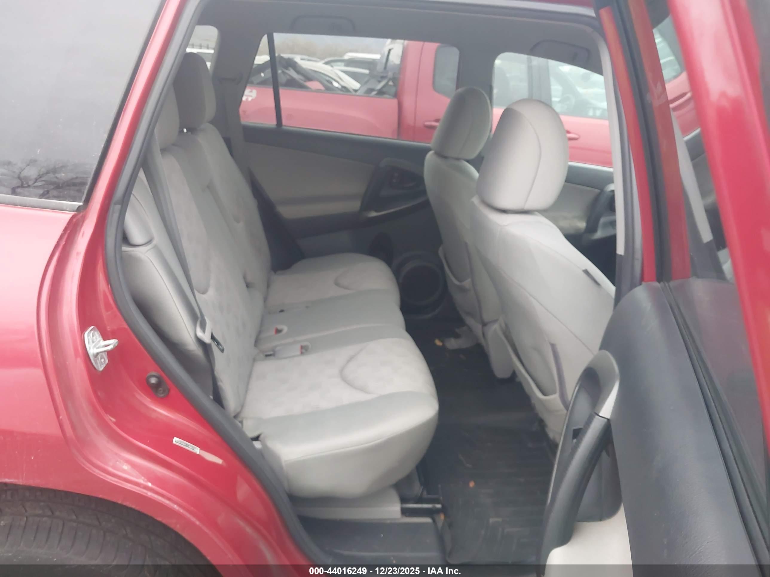 TOYOTA RAV4 image 8