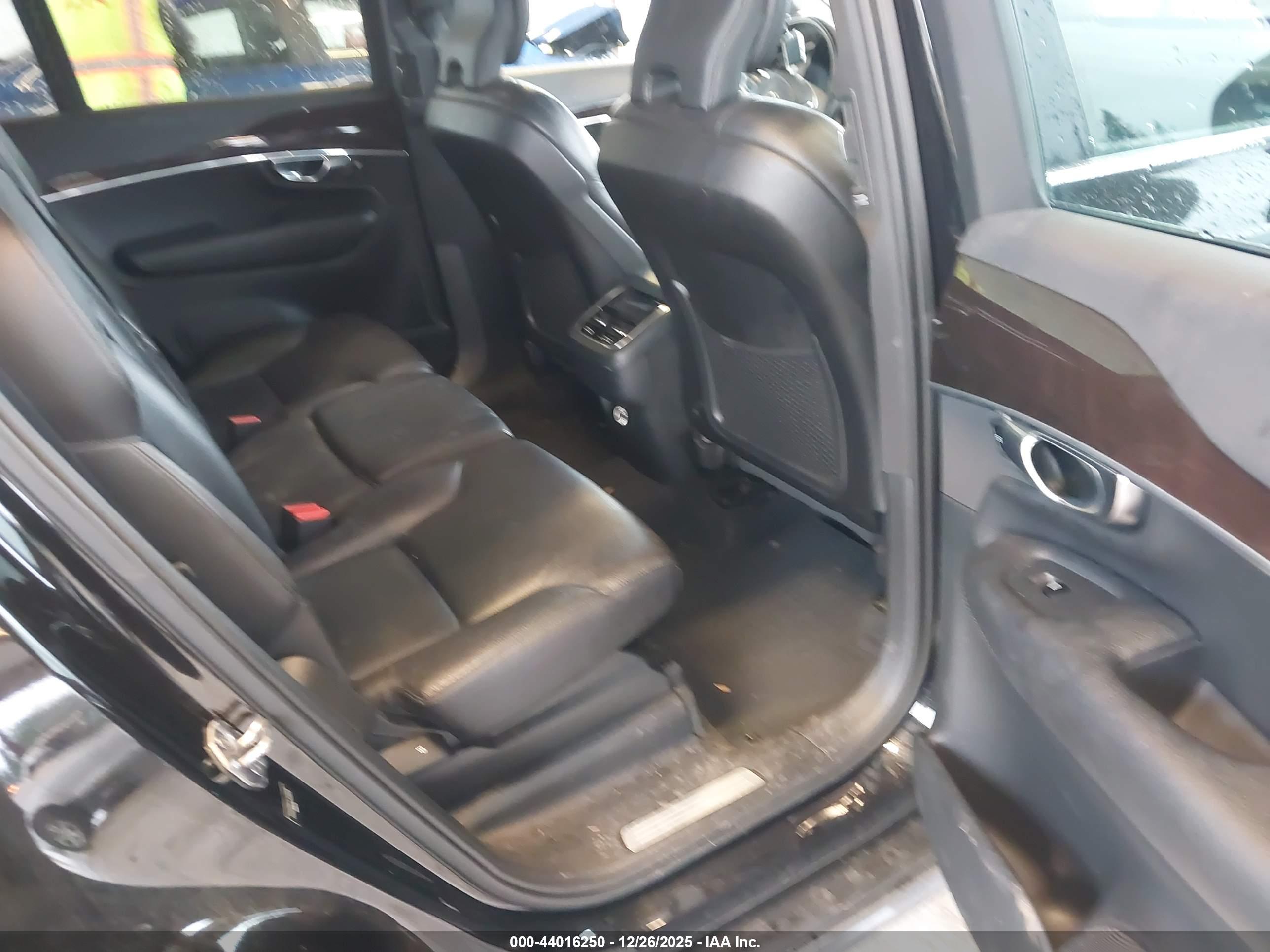 VOLVO XC90 image 8
