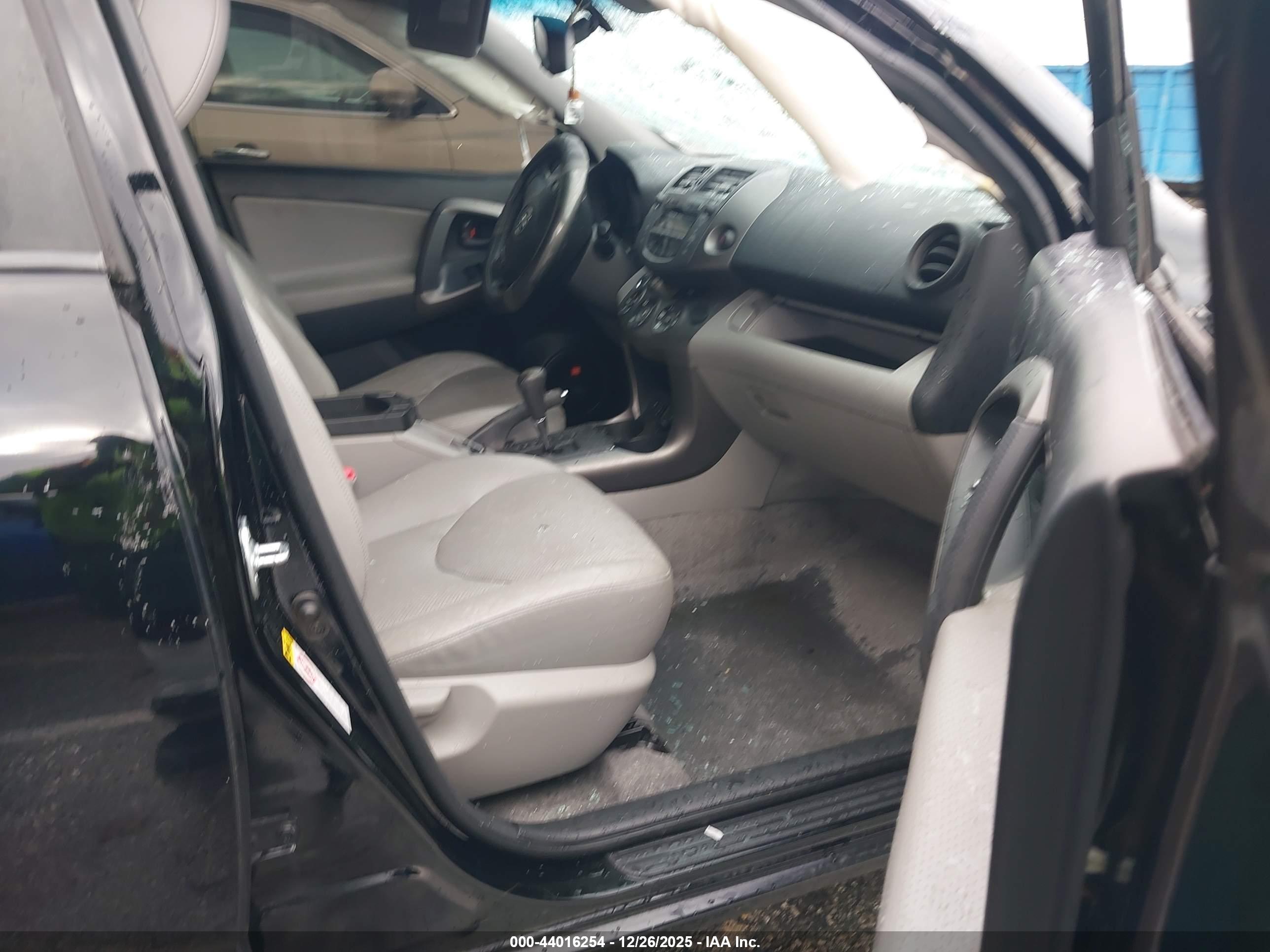 TOYOTA RAV4 image 5