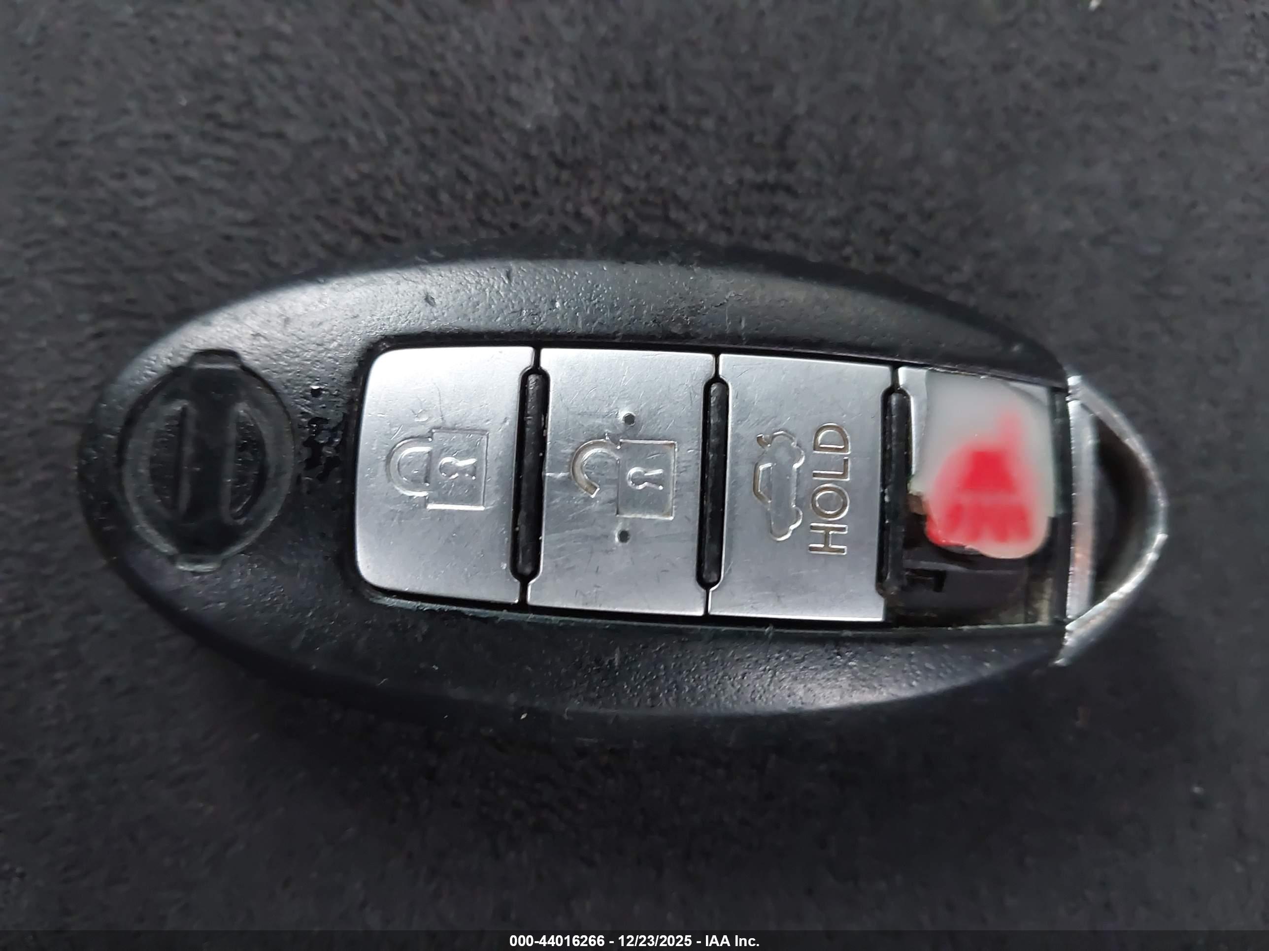 NISSAN MAXIMA image 11