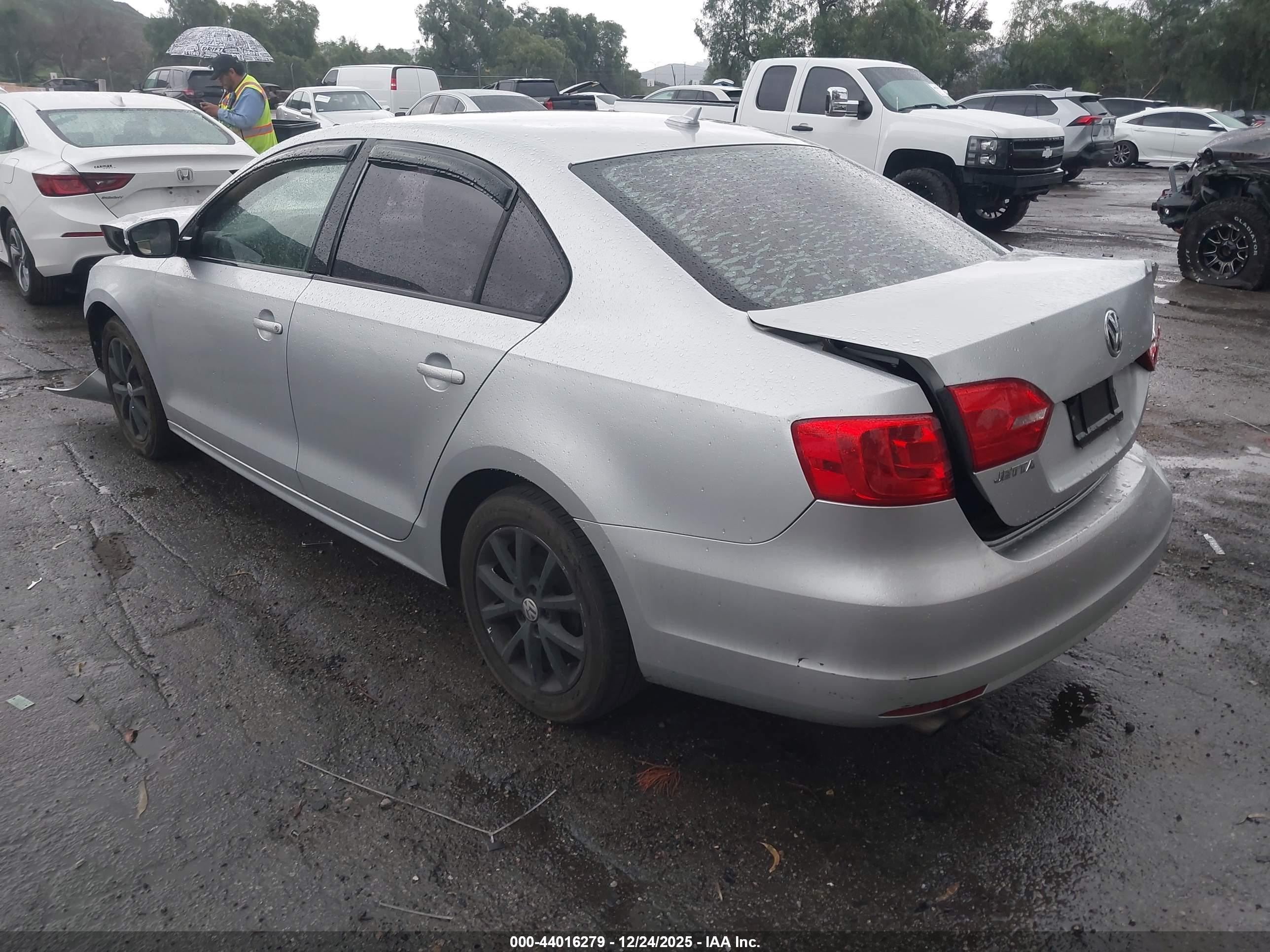 VOLKSWAGEN JETTA image 3