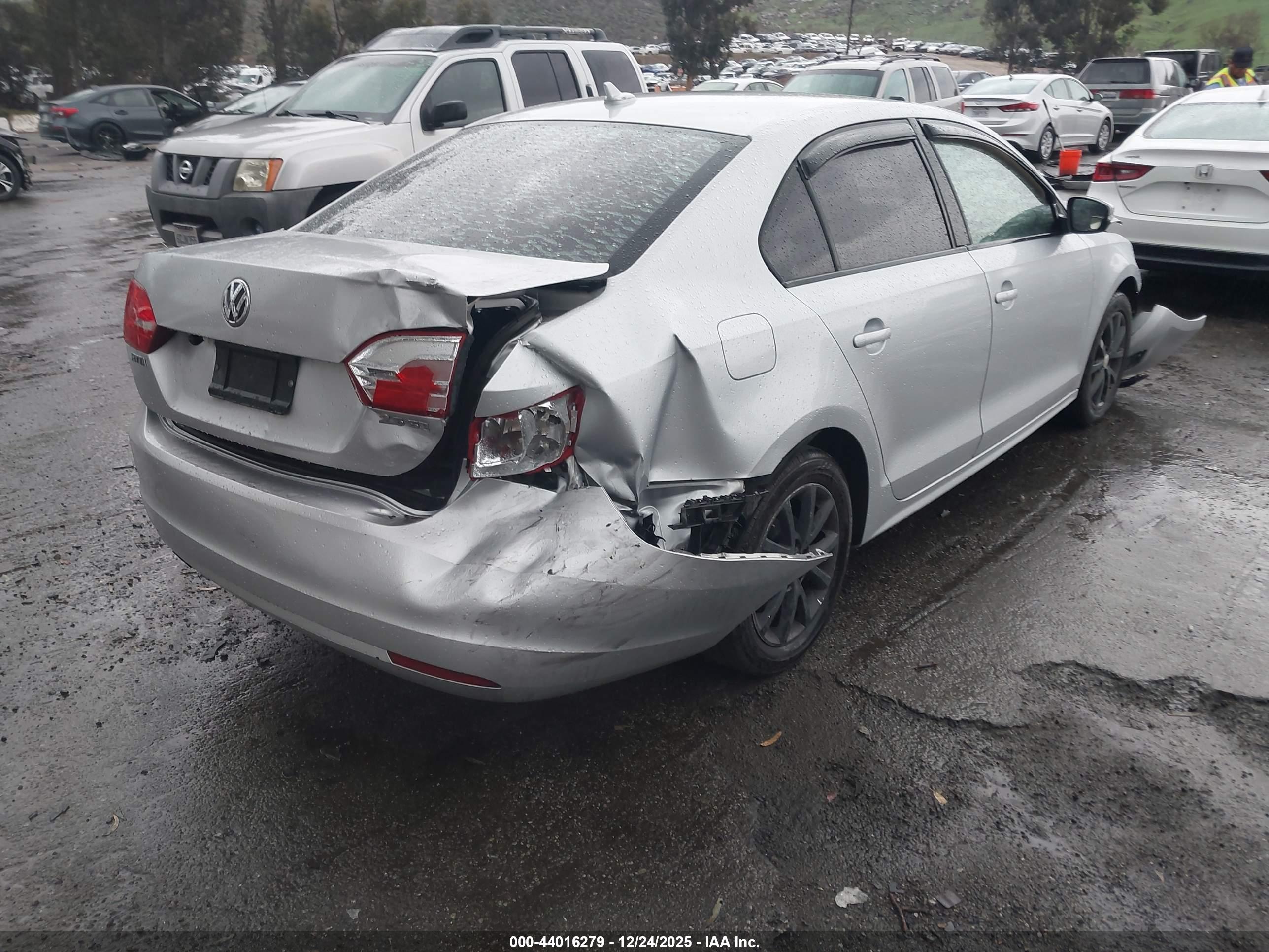 VOLKSWAGEN JETTA image 4