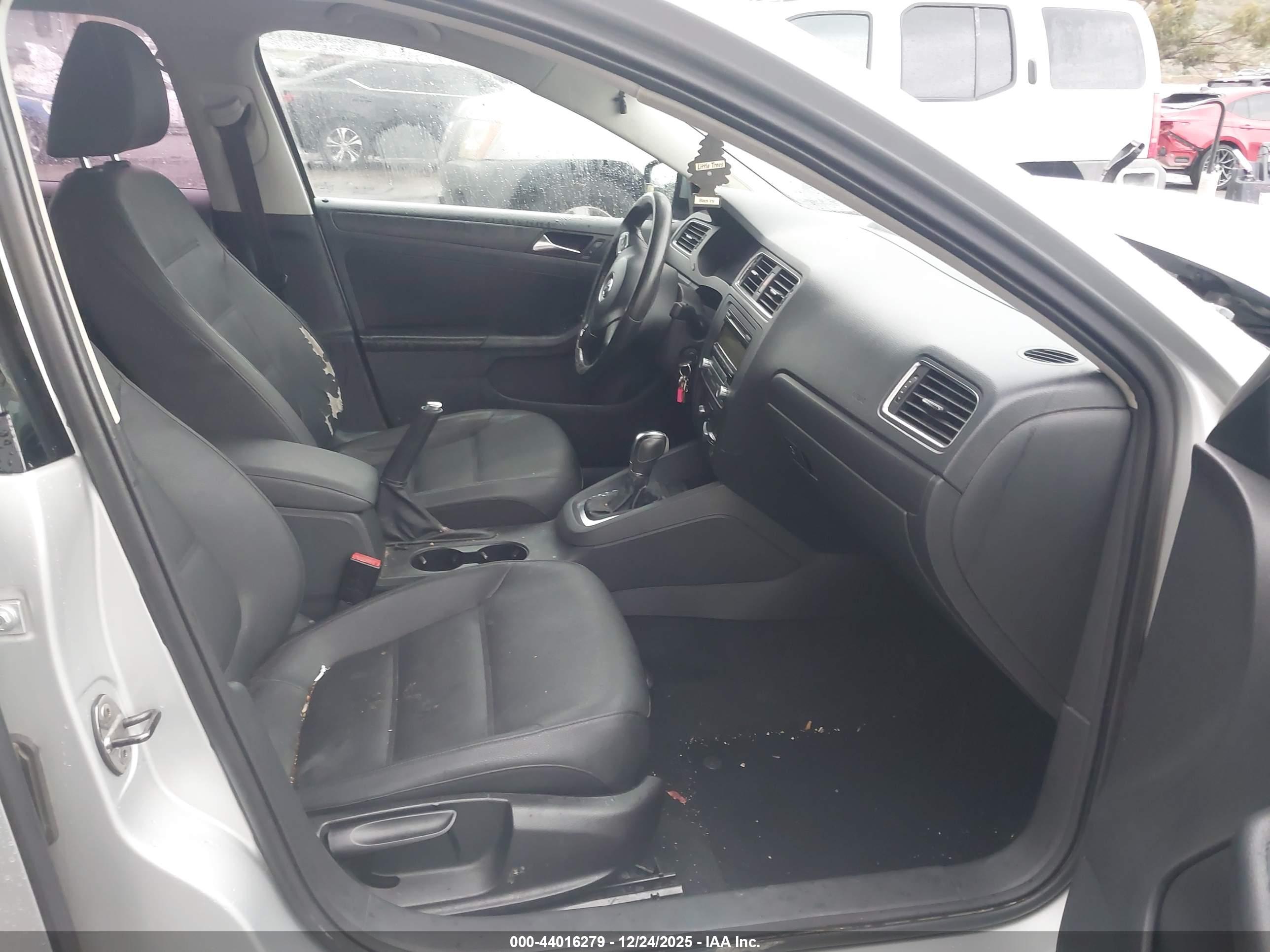 VOLKSWAGEN JETTA image 5