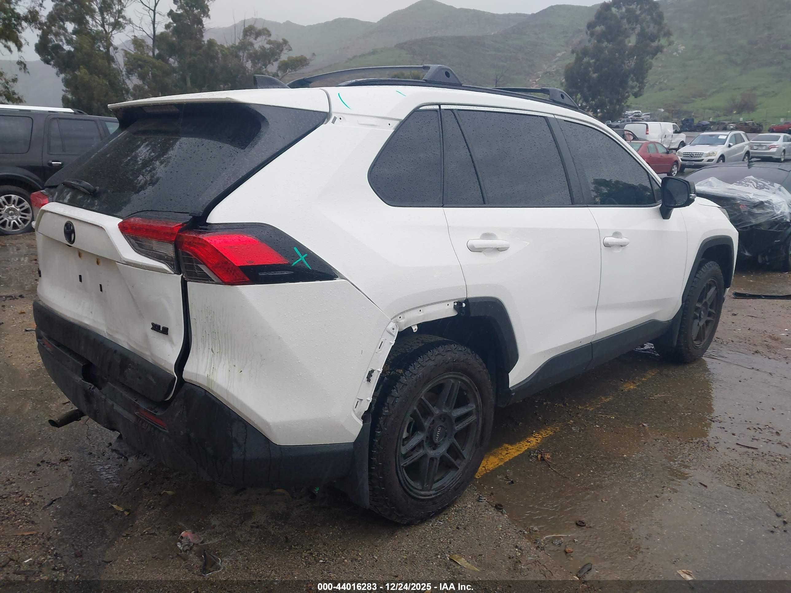 TOYOTA RAV4 image 4