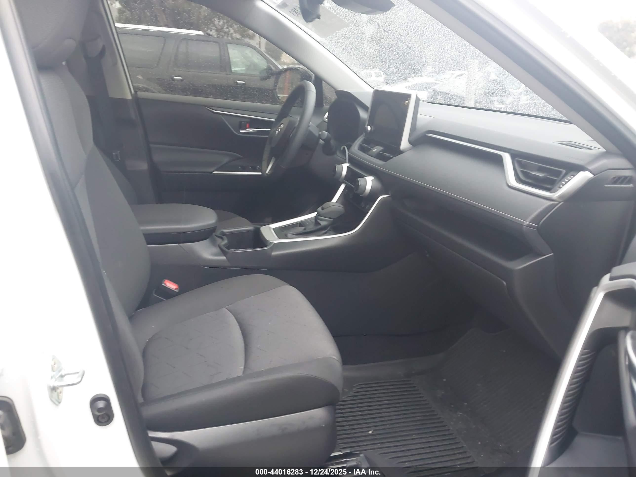TOYOTA RAV4 image 5