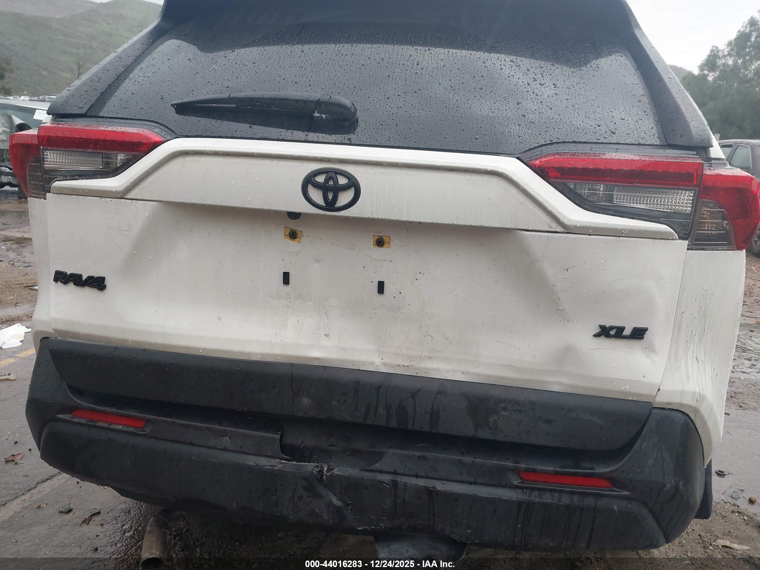 TOYOTA RAV4 image 6