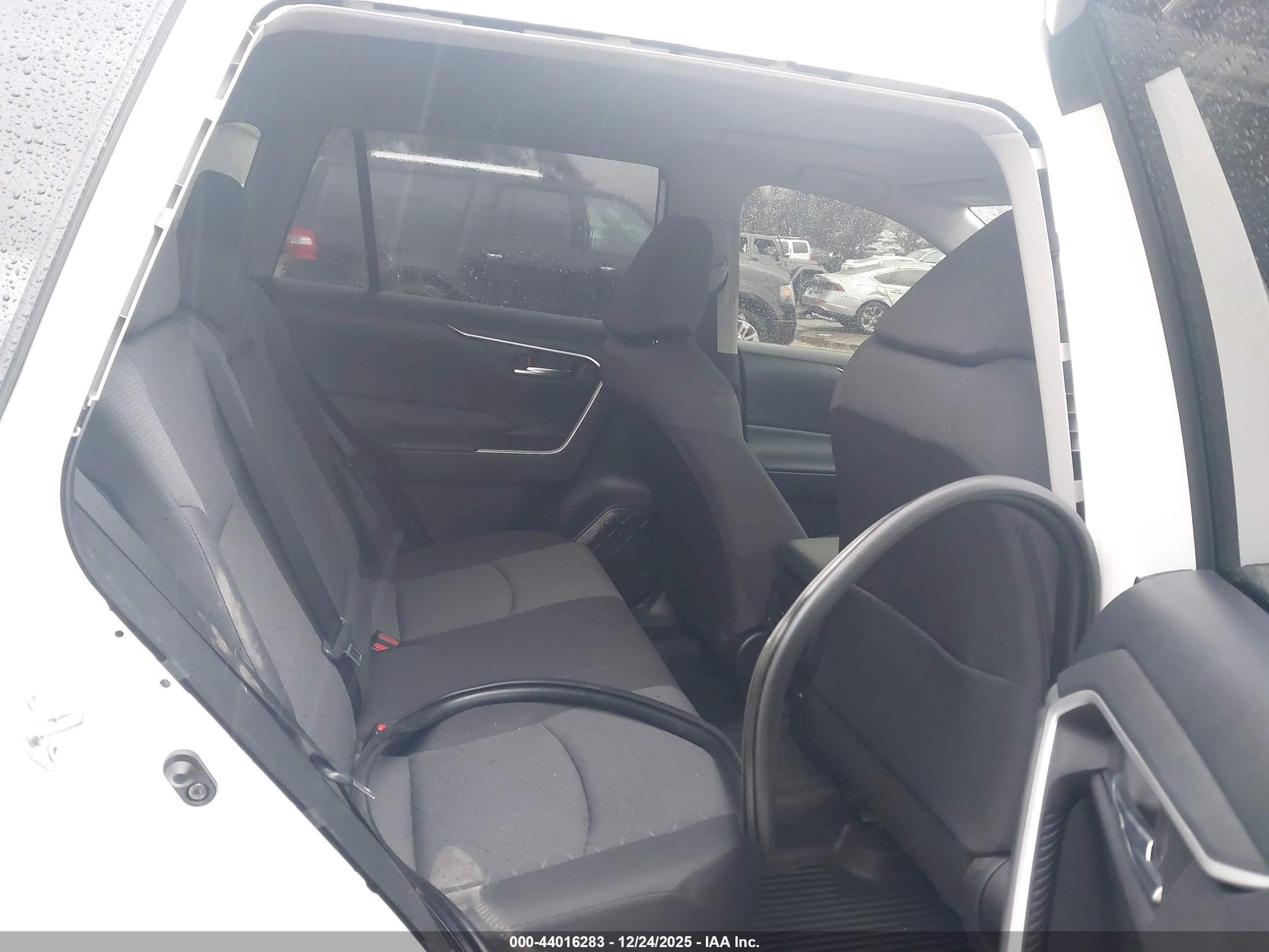 TOYOTA RAV4 image 8