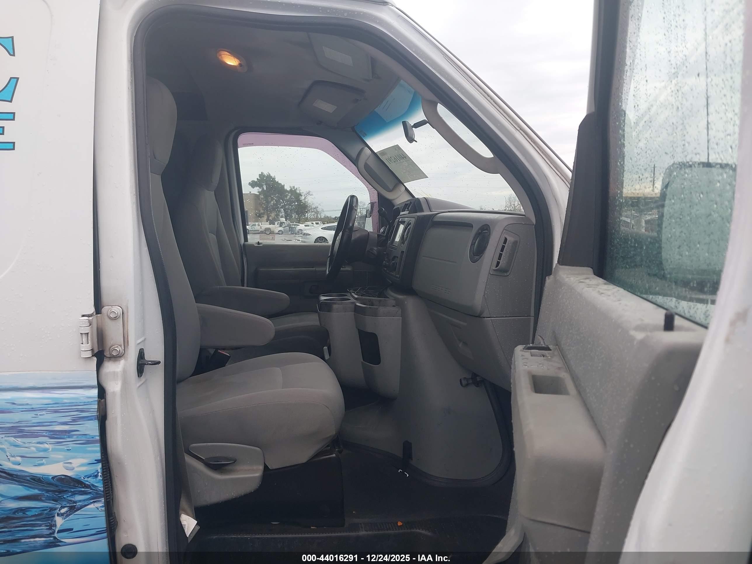 FORD E-150 image 5