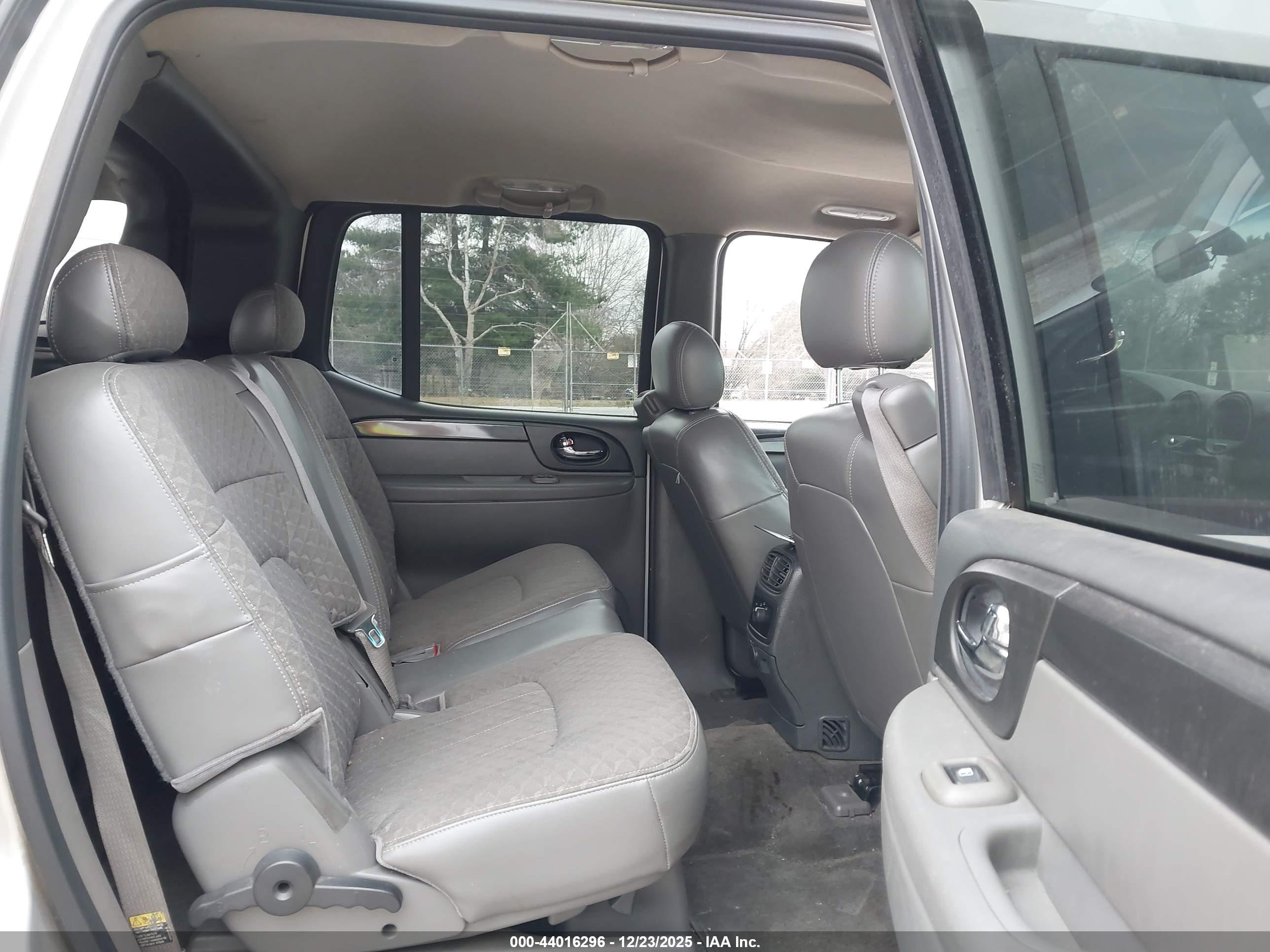 GMC ENVOY image 8