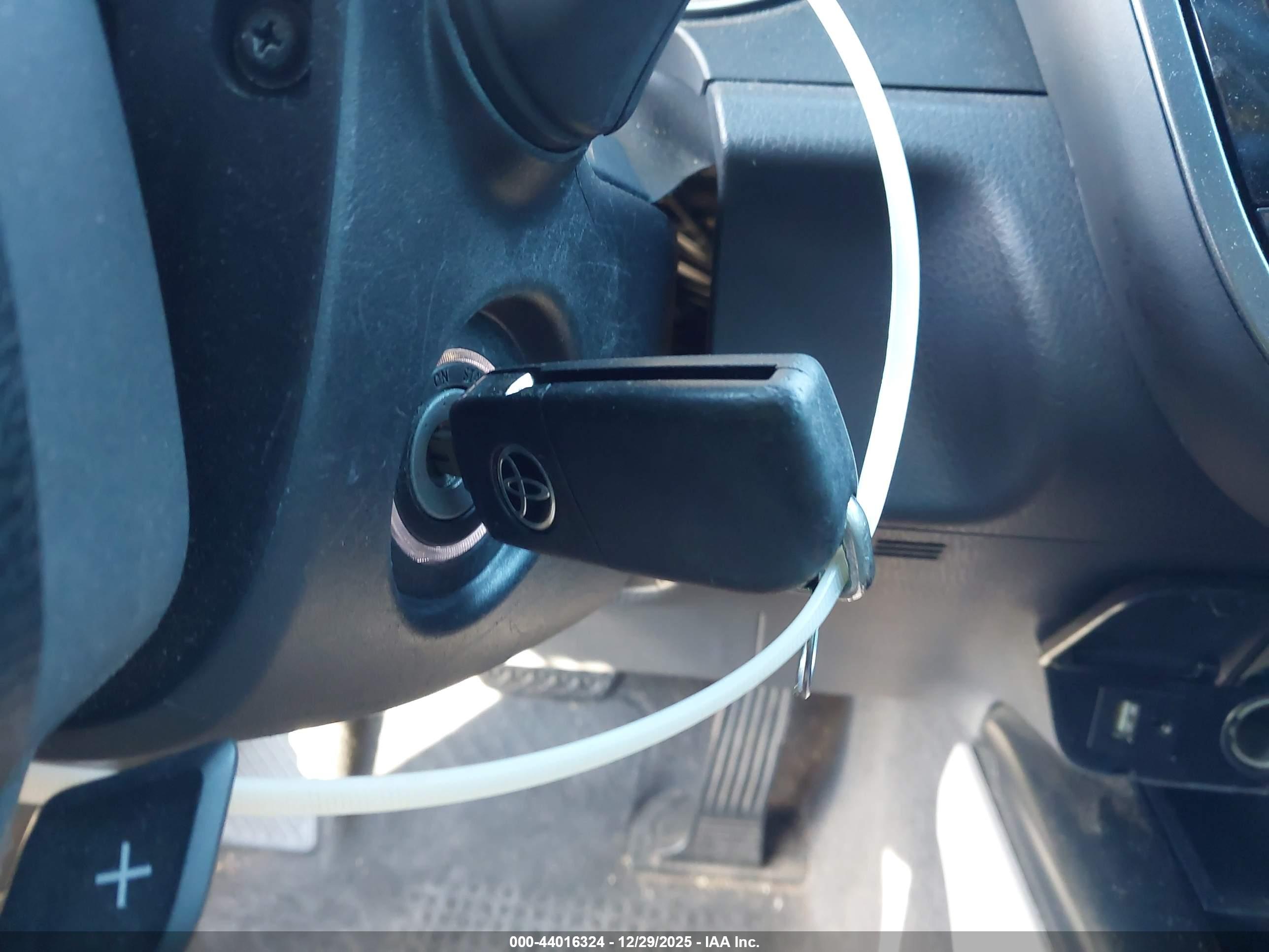 TOYOTA CAMRY image 11