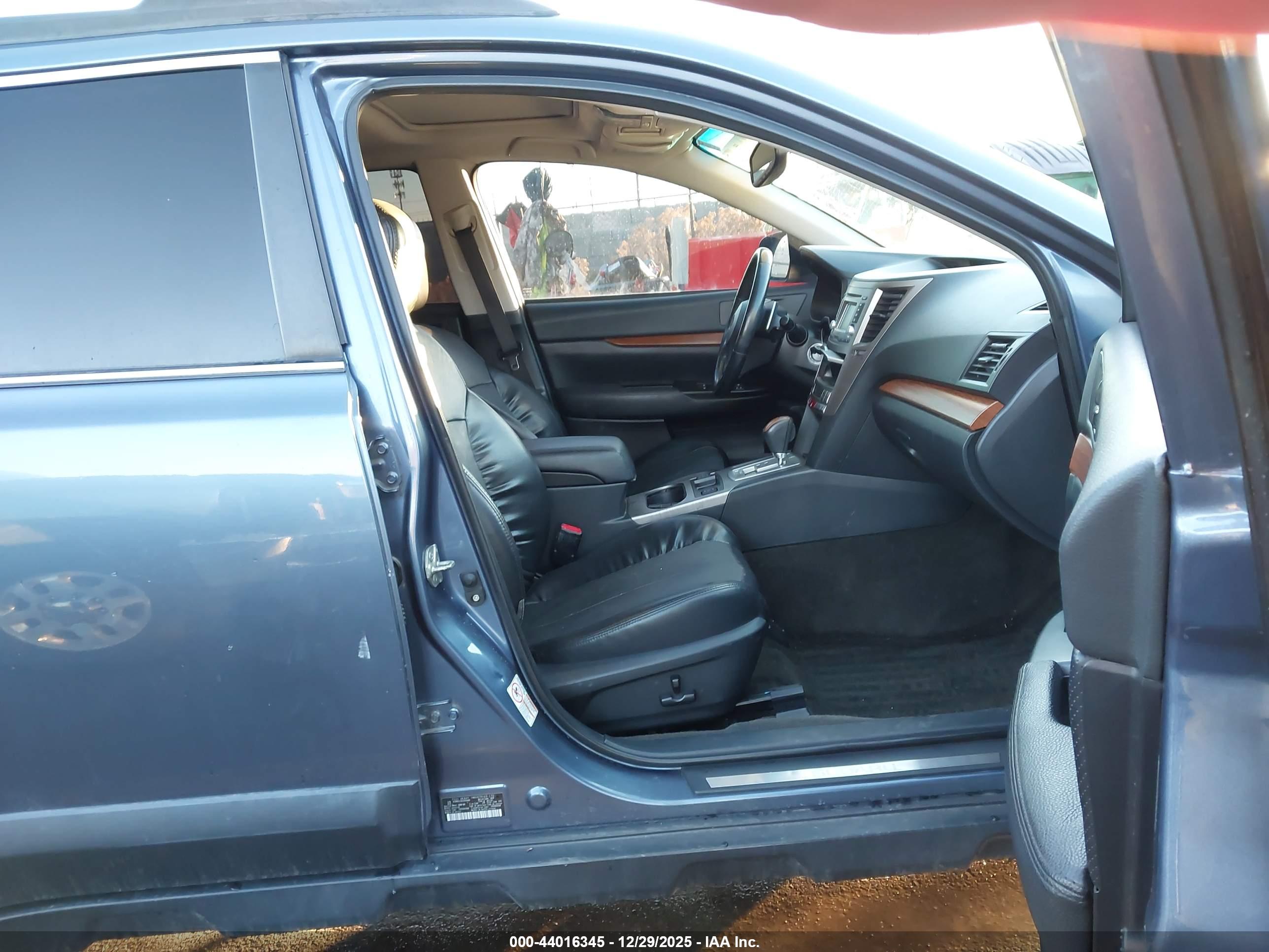SUBARU OUTBACK image 5