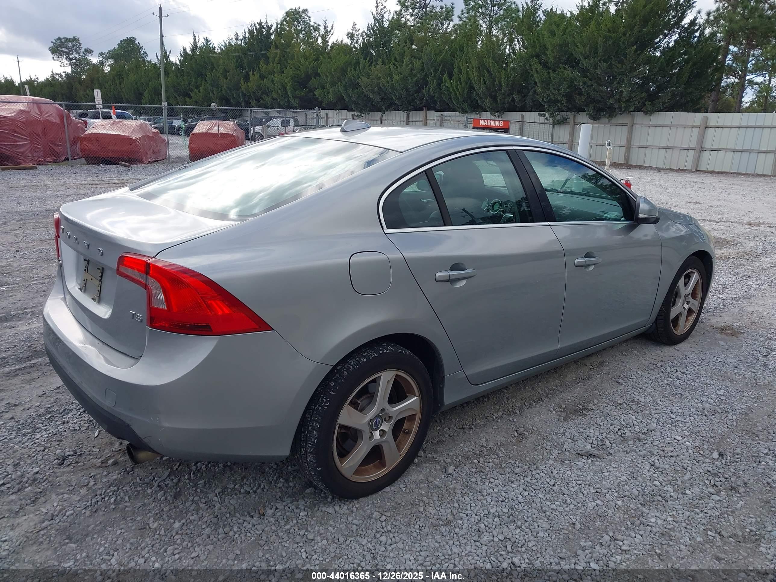 VOLVO S60 image 4