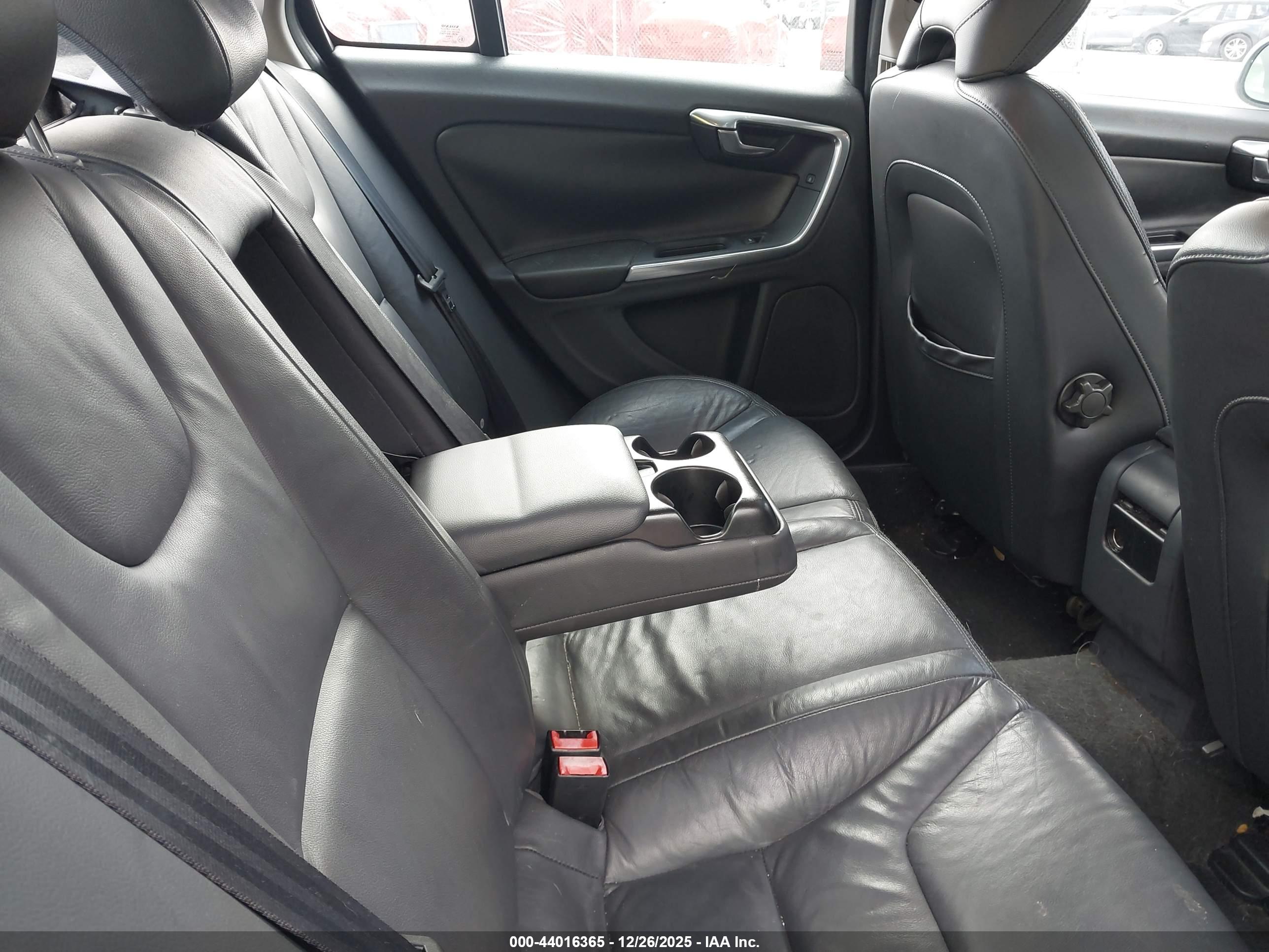 VOLVO S60 image 8