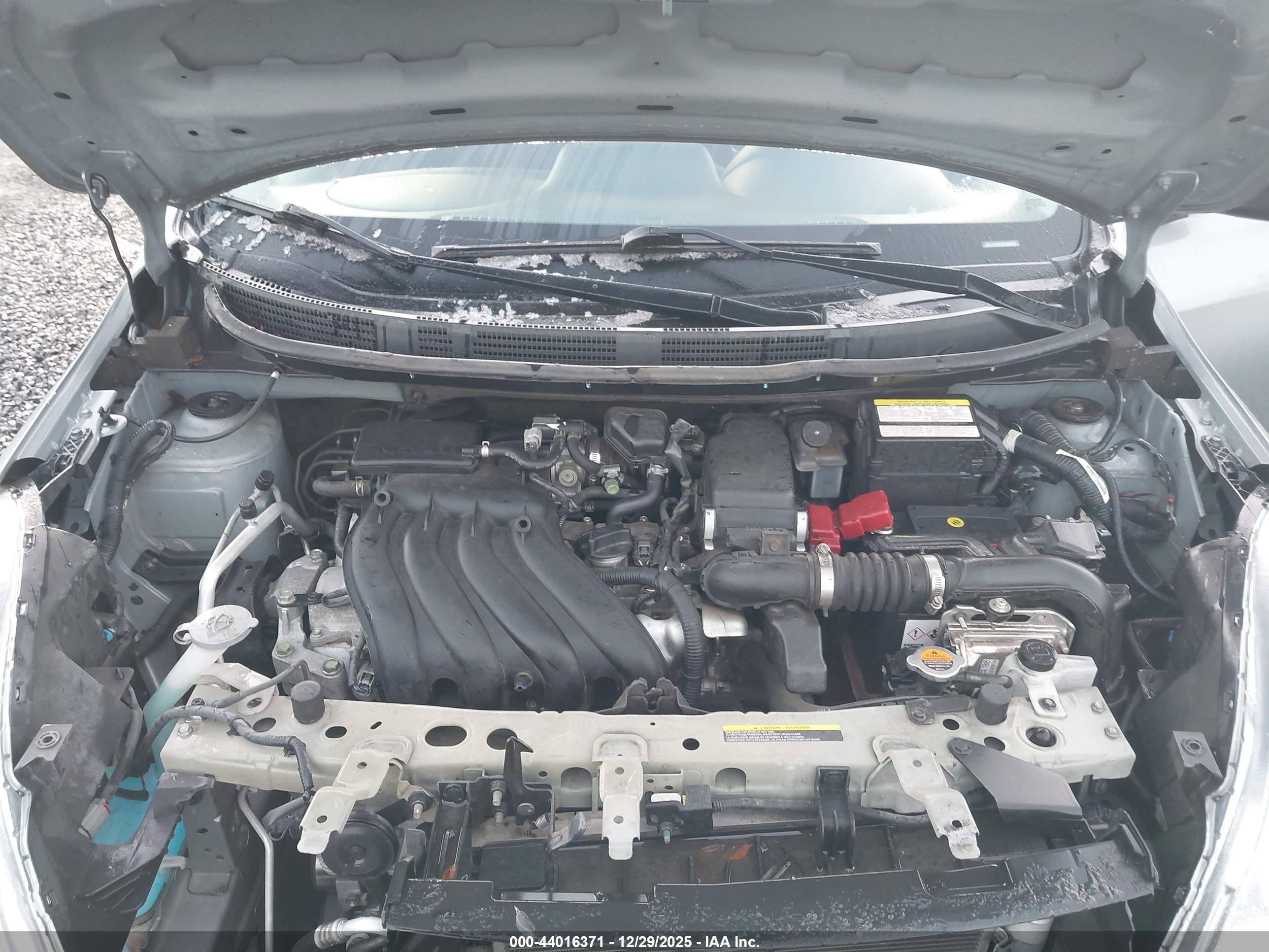 NISSAN VERSA image 10
