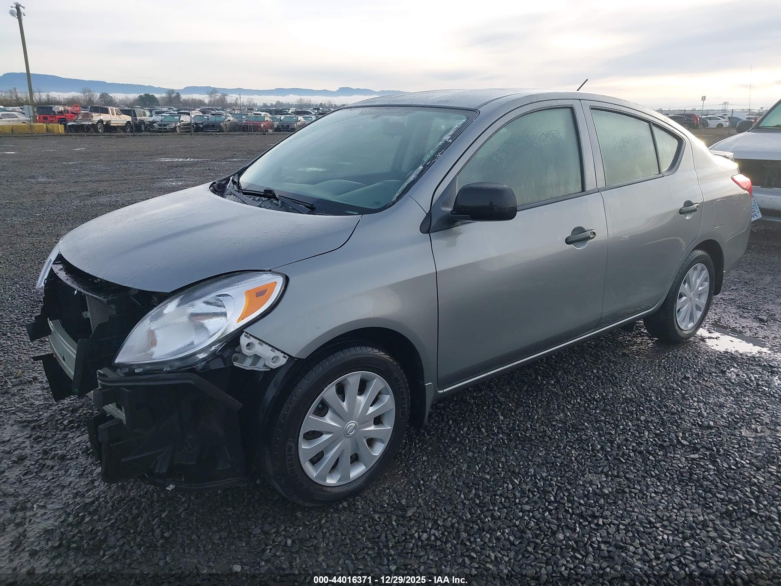 NISSAN VERSA image 2