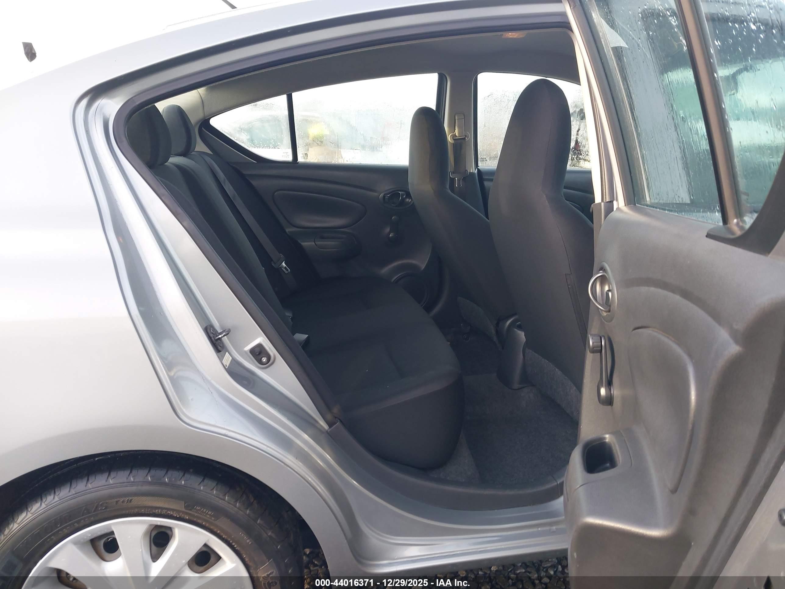NISSAN VERSA image 8