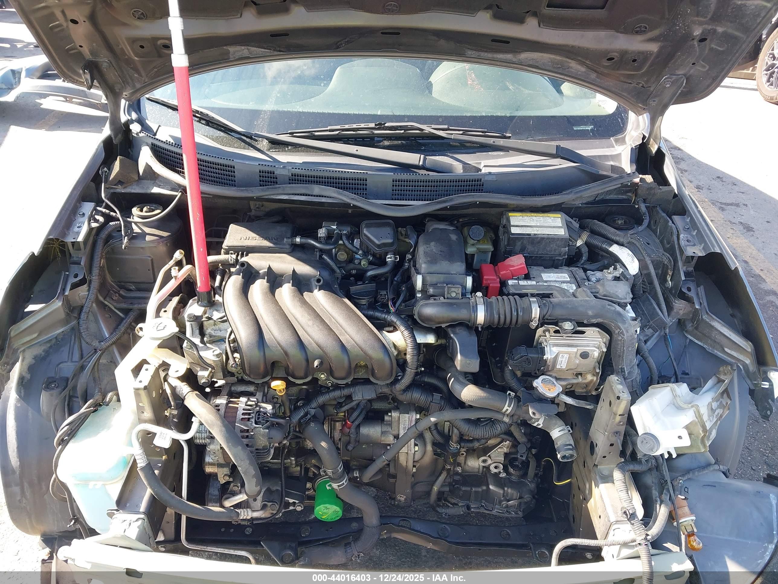 NISSAN VERSA image 10