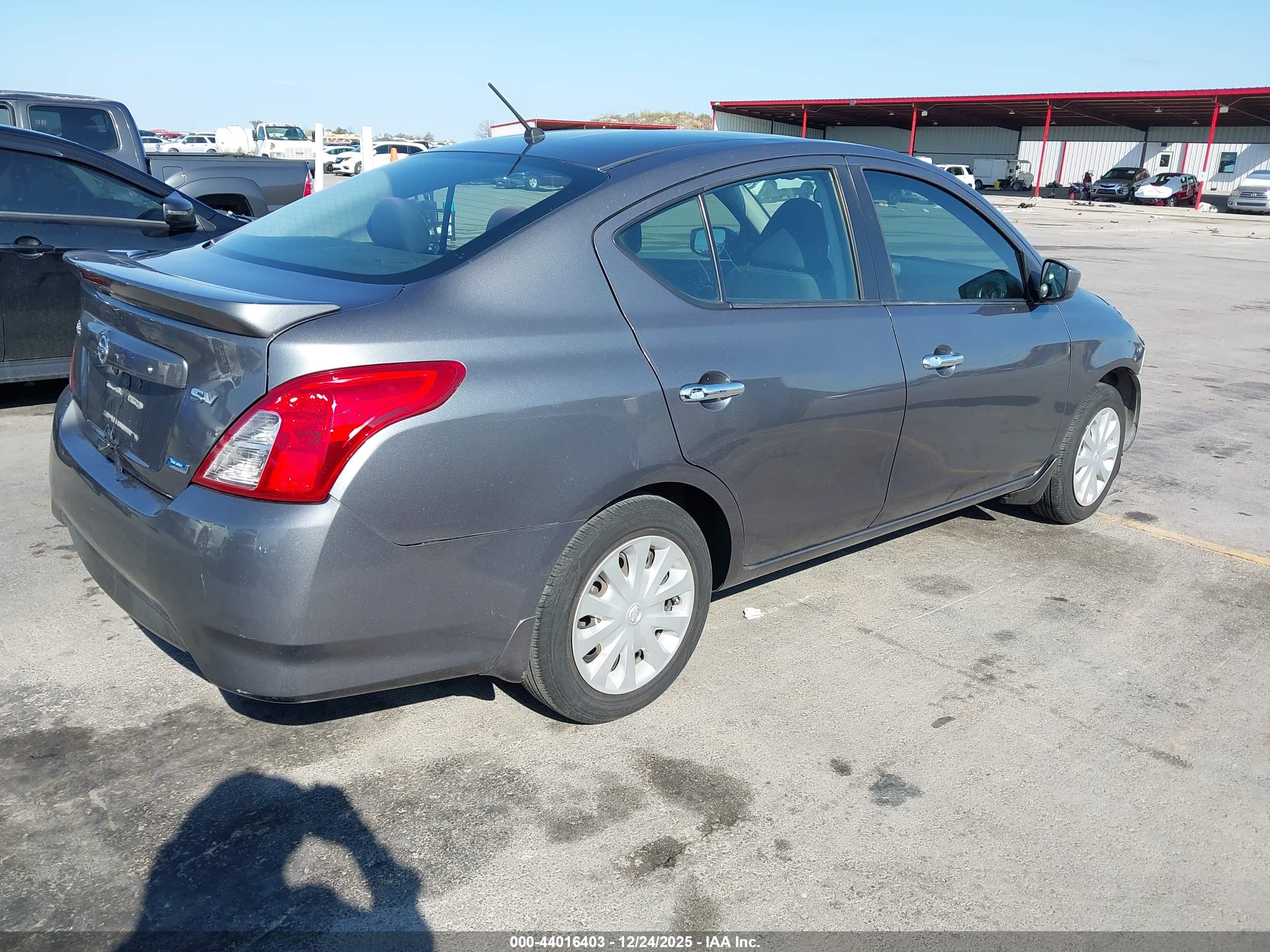 NISSAN VERSA image 4