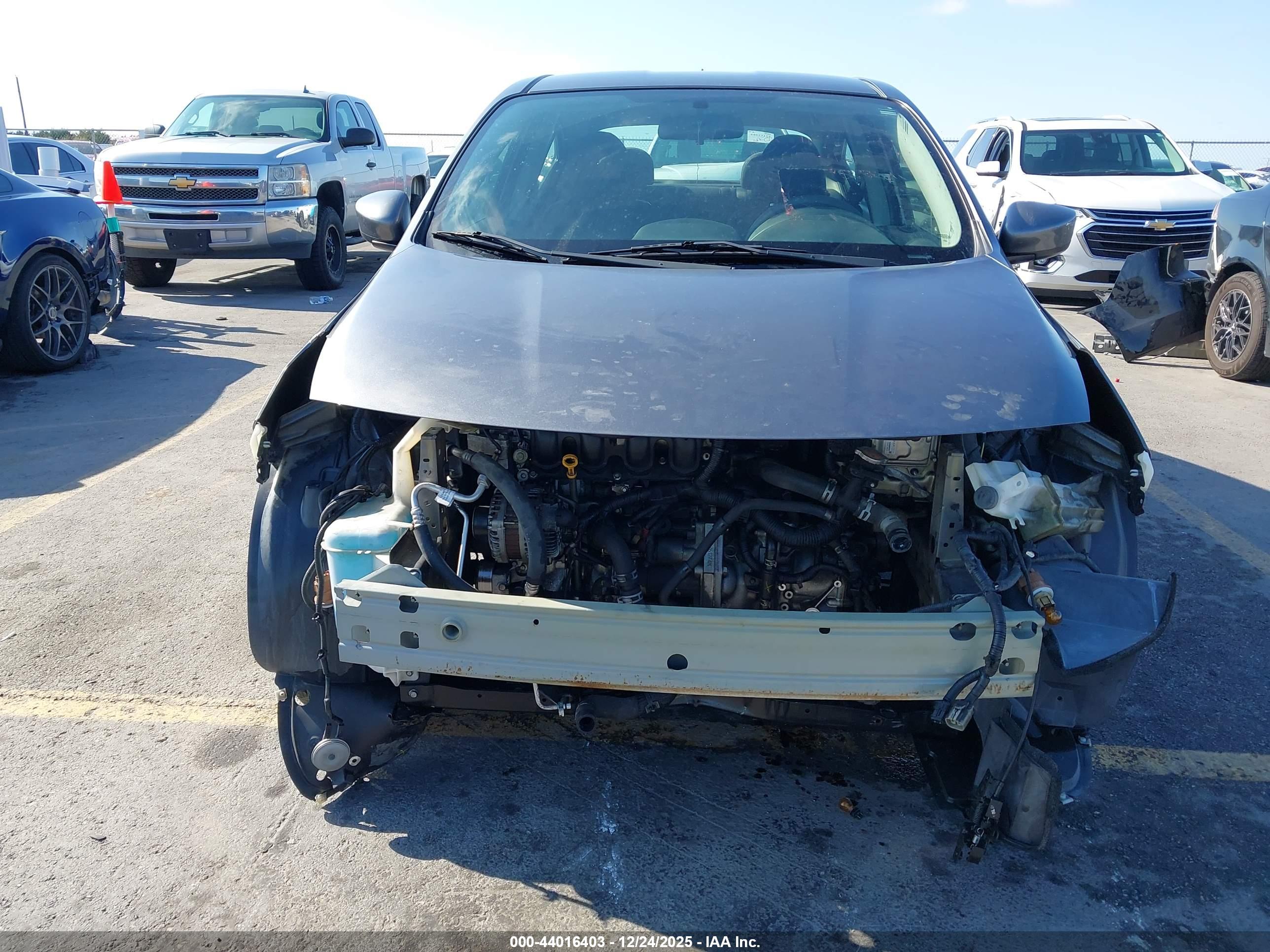NISSAN VERSA image 6