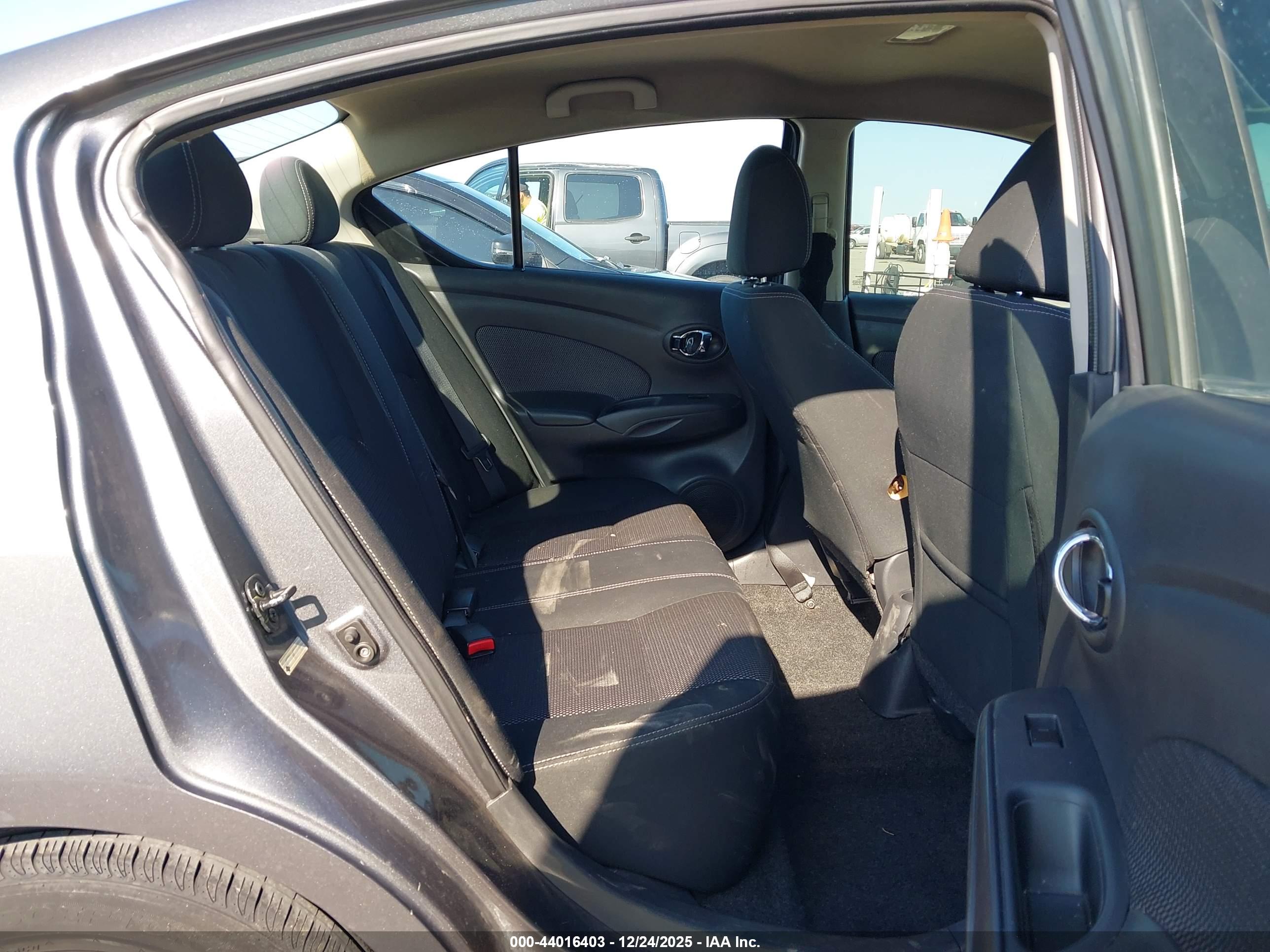 NISSAN VERSA image 8