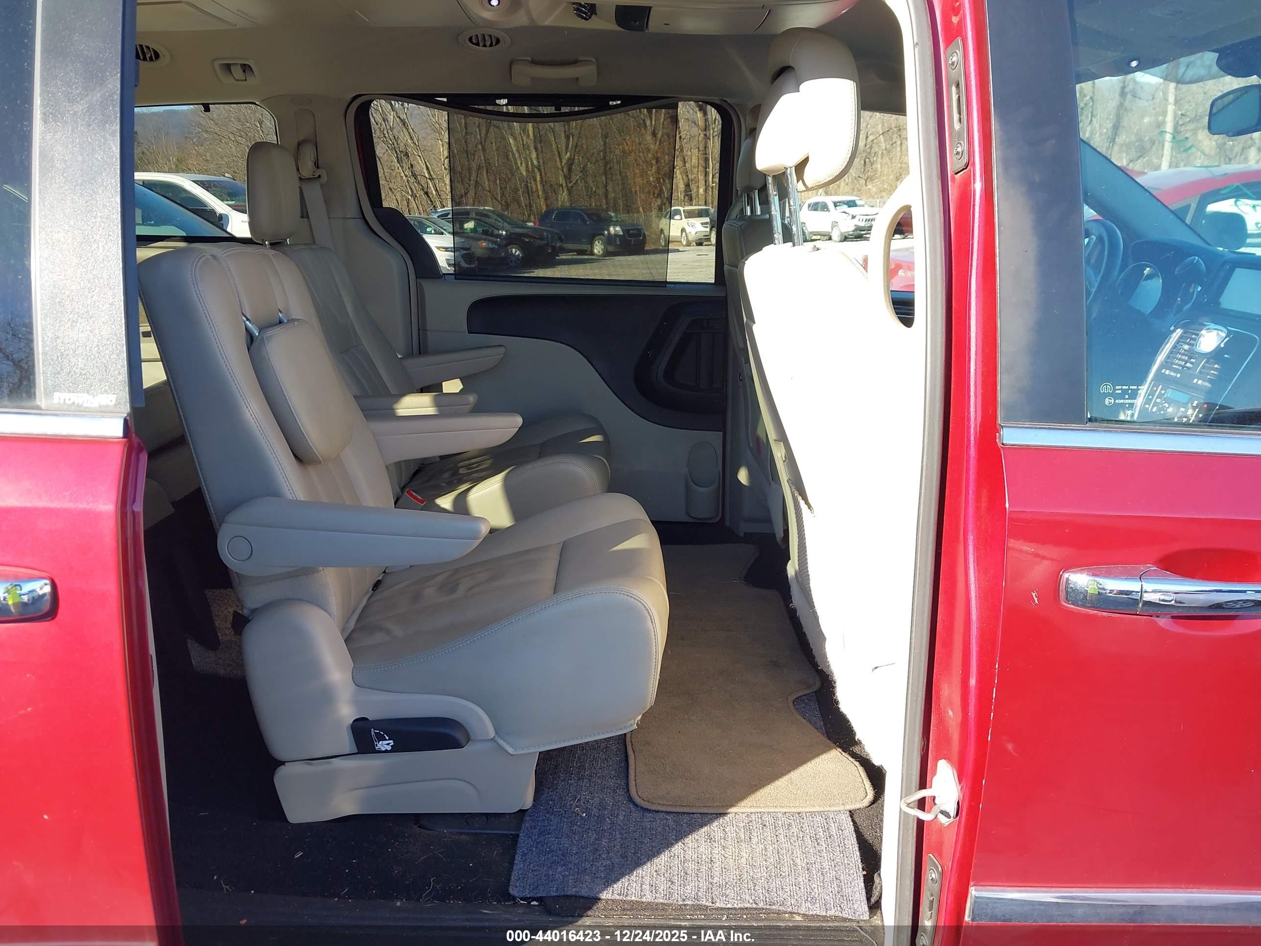 CHRYSLER TOWN image 8