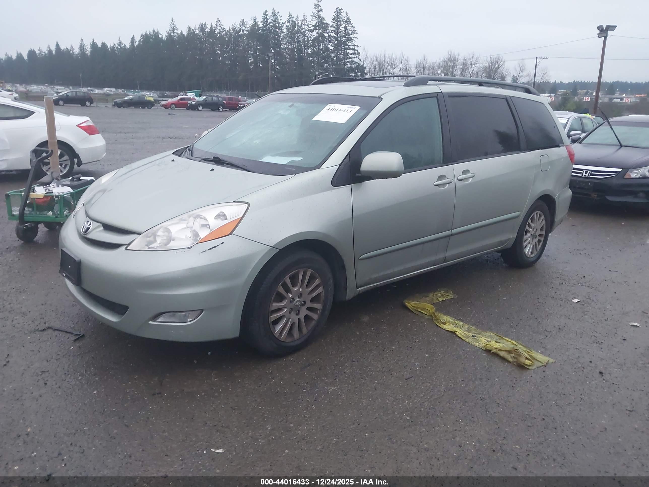 TOYOTA SIENNA image 2