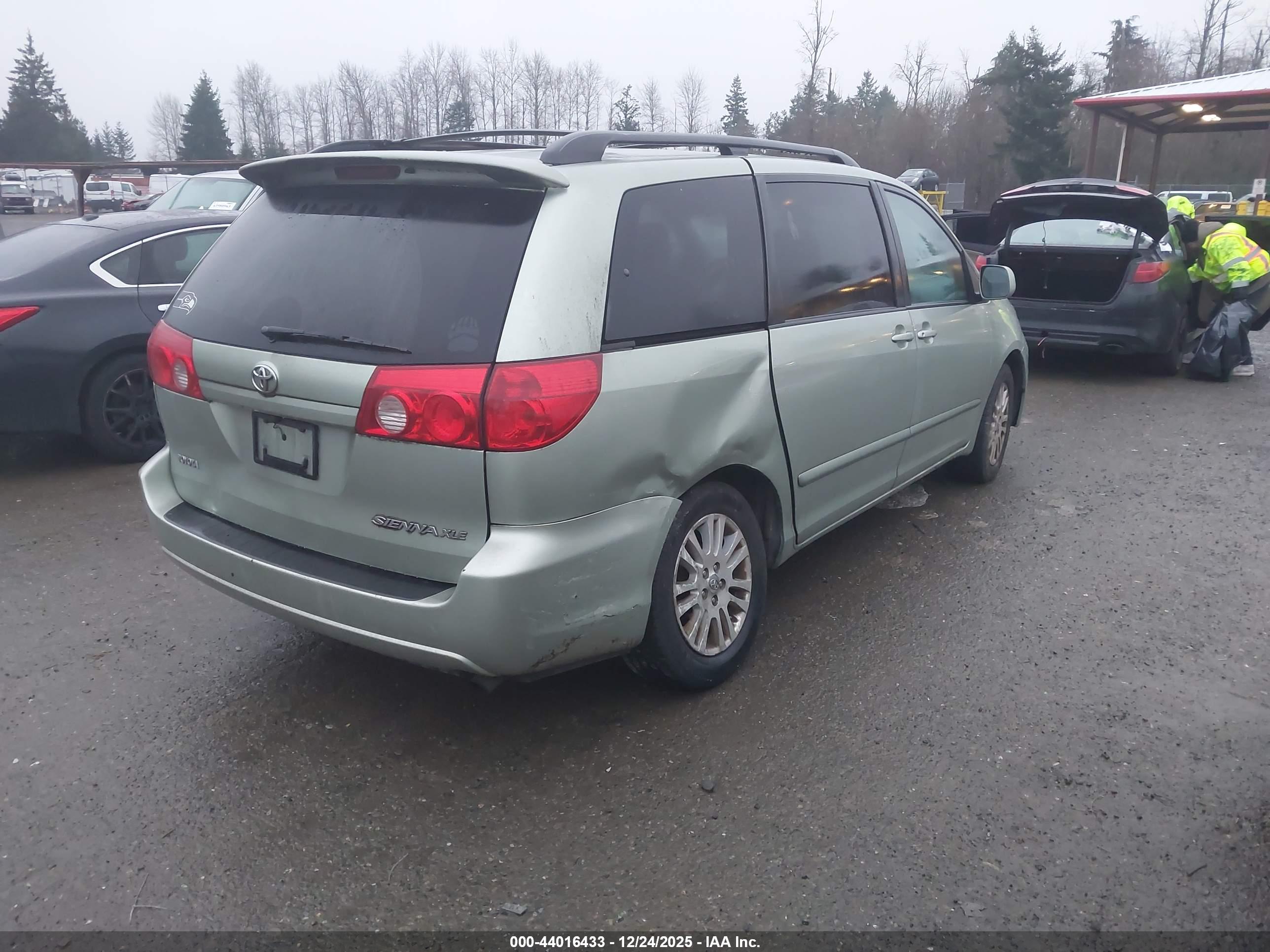 TOYOTA SIENNA image 4
