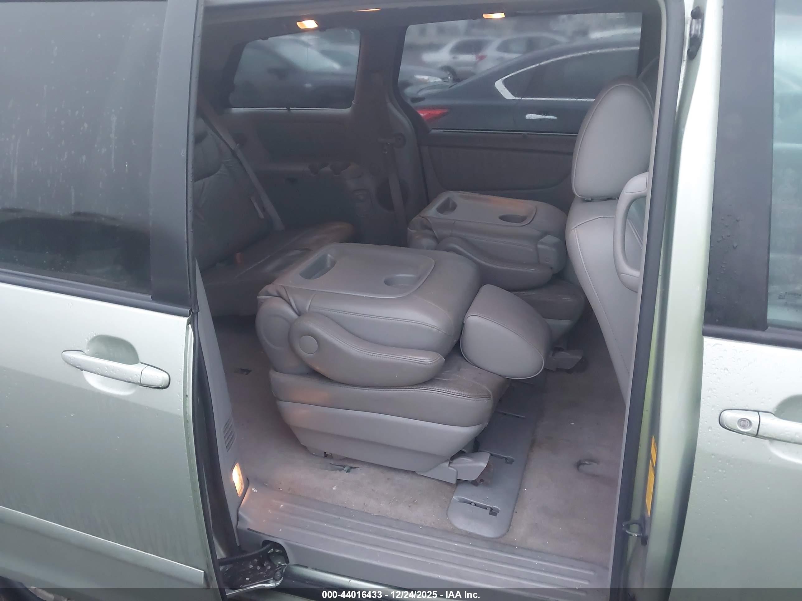 TOYOTA SIENNA image 8
