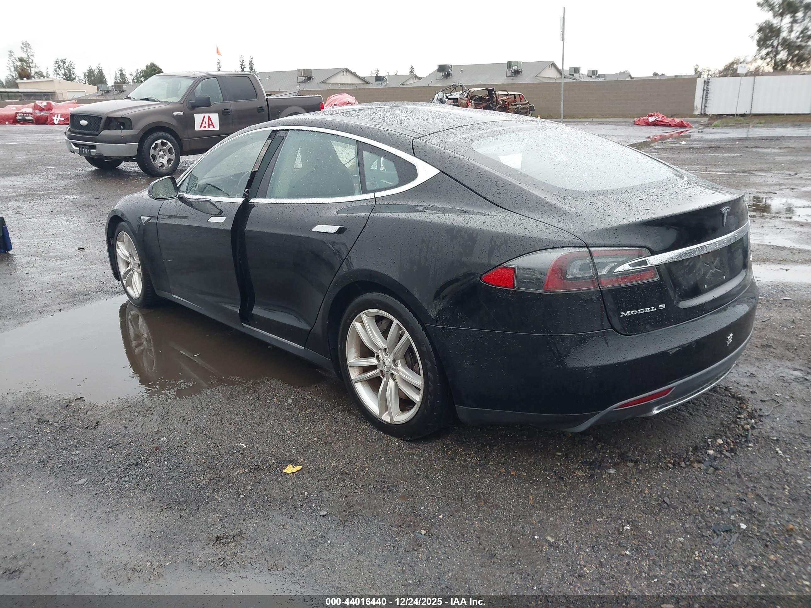 TESLA MODEL image 3