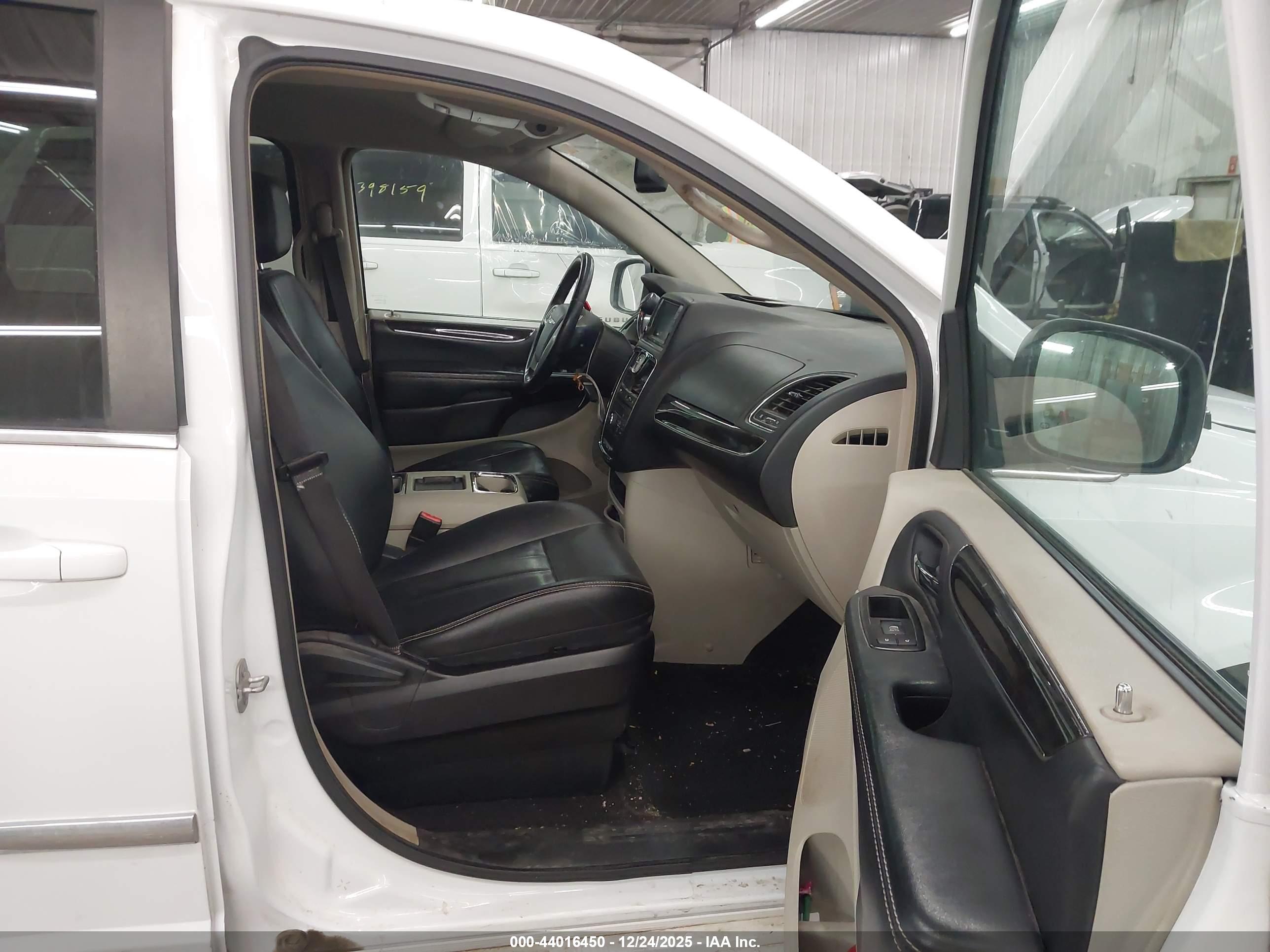 CHRYSLER TOWN image 5
