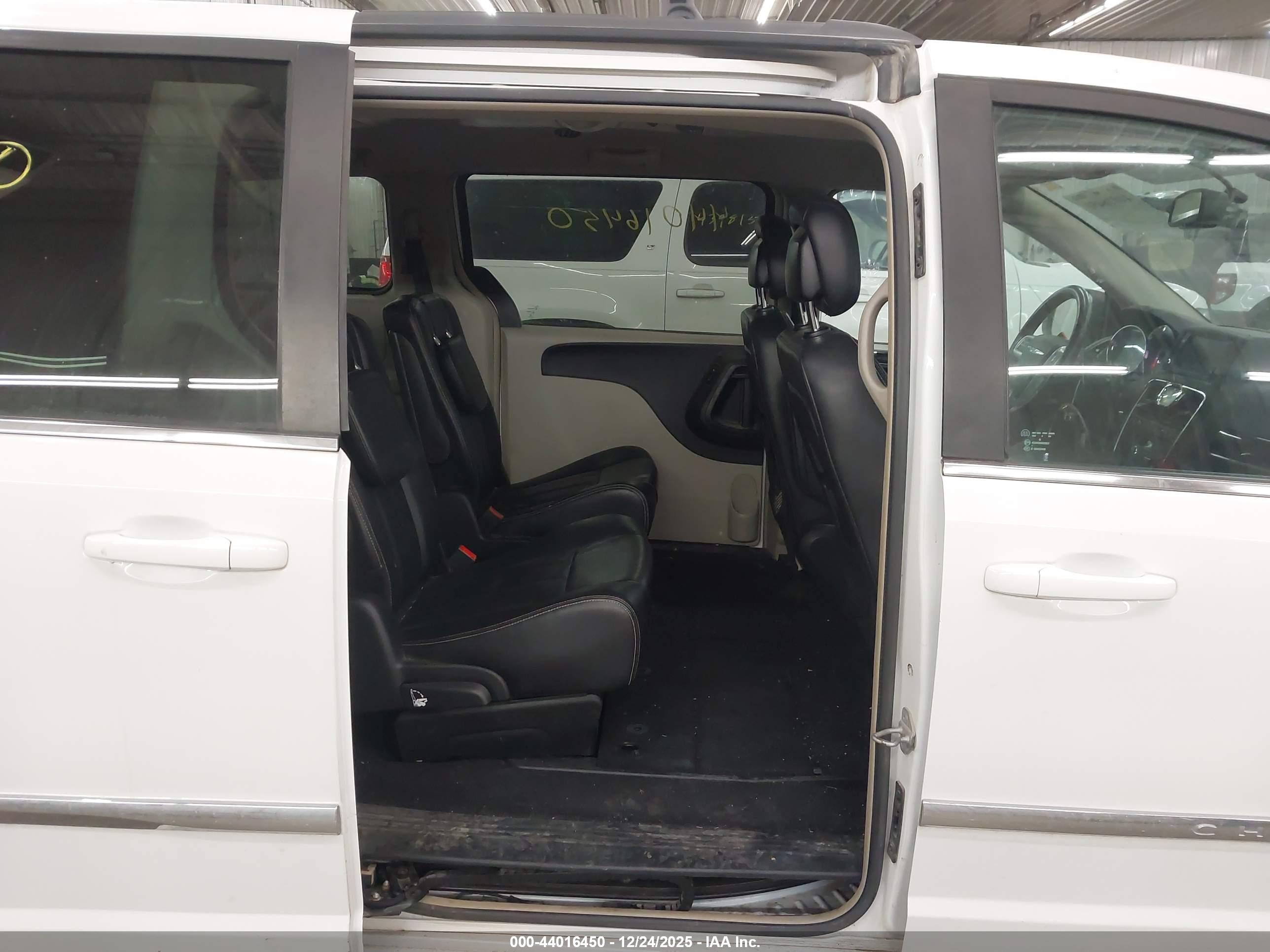 CHRYSLER TOWN image 8