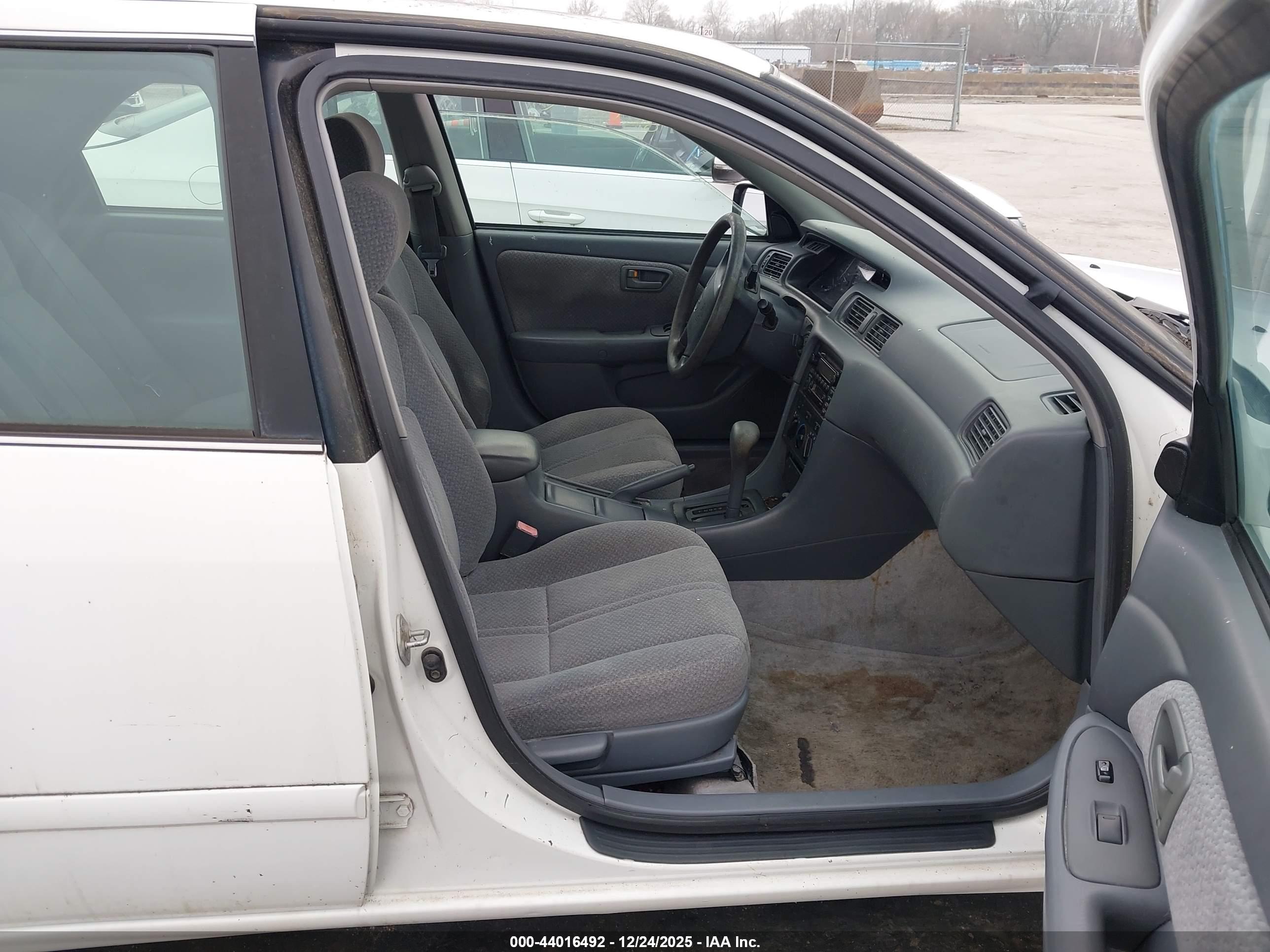 TOYOTA CAMRY image 5