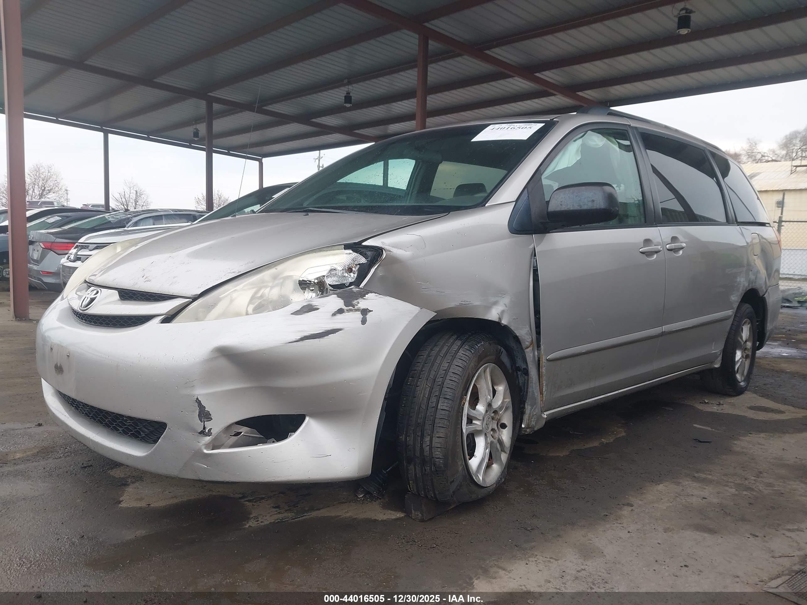 TOYOTA SIENNA image 2