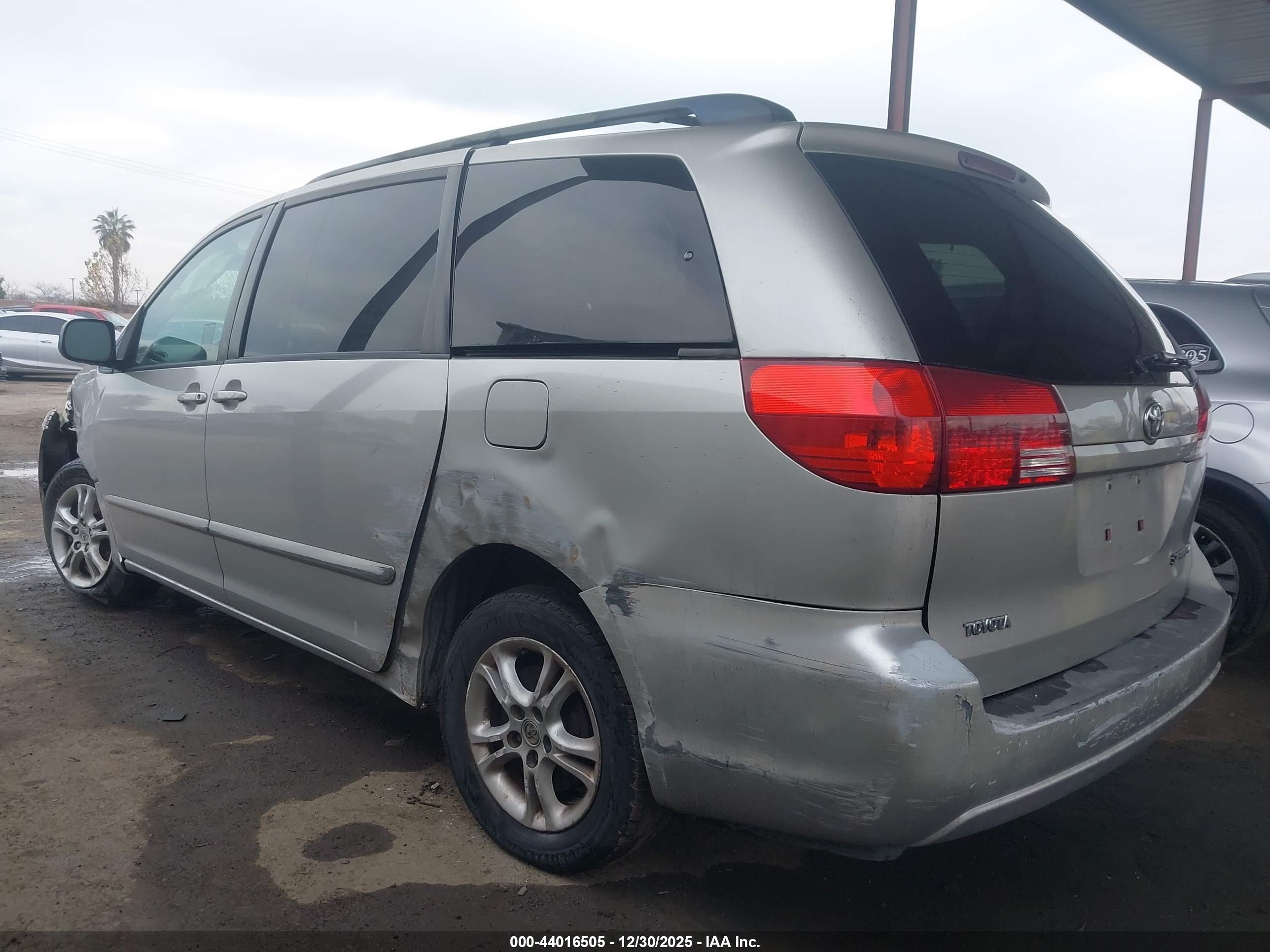 TOYOTA SIENNA image 3