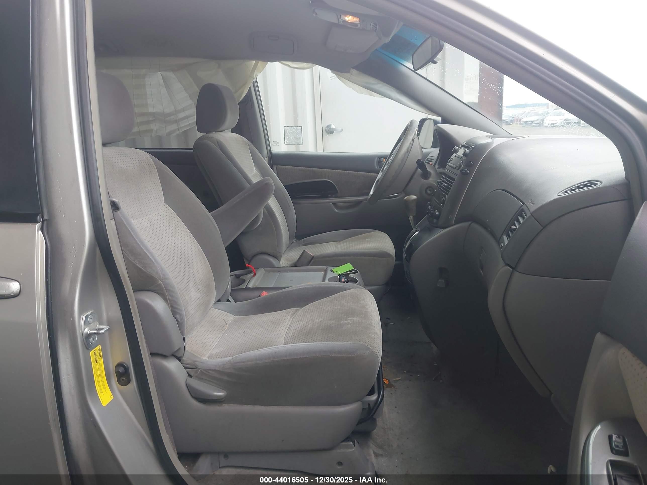 TOYOTA SIENNA image 5