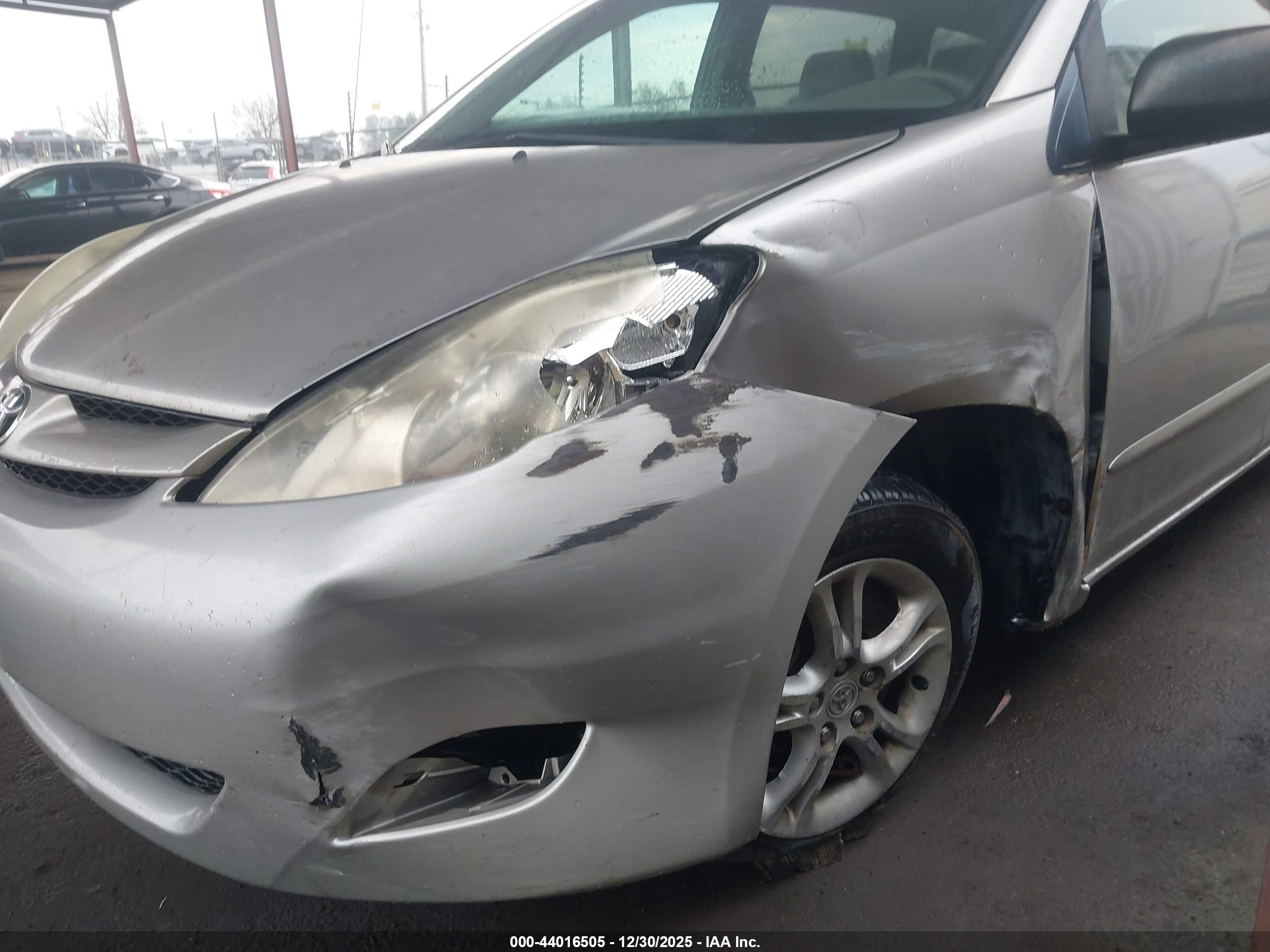 TOYOTA SIENNA image 6