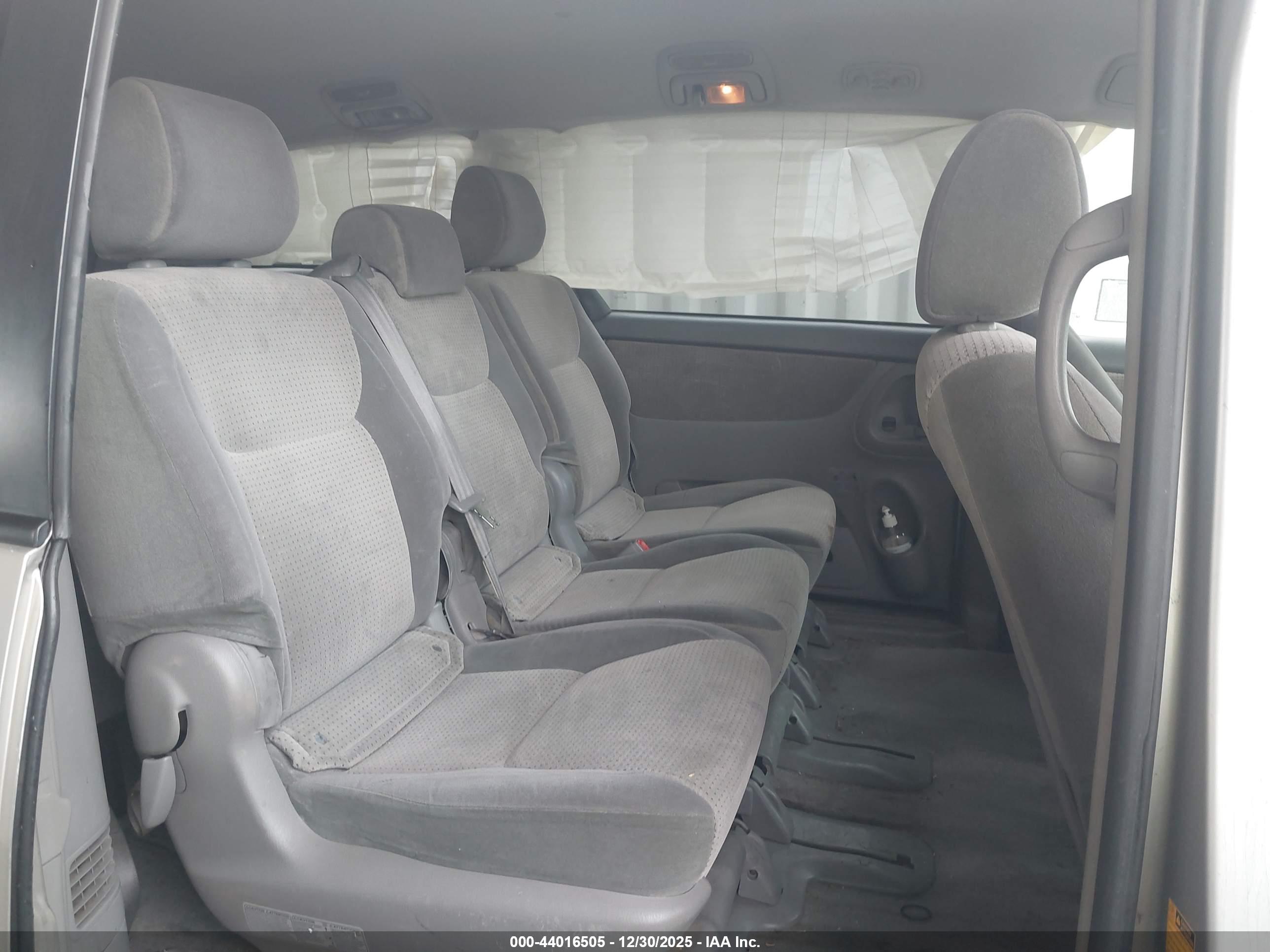 TOYOTA SIENNA image 8