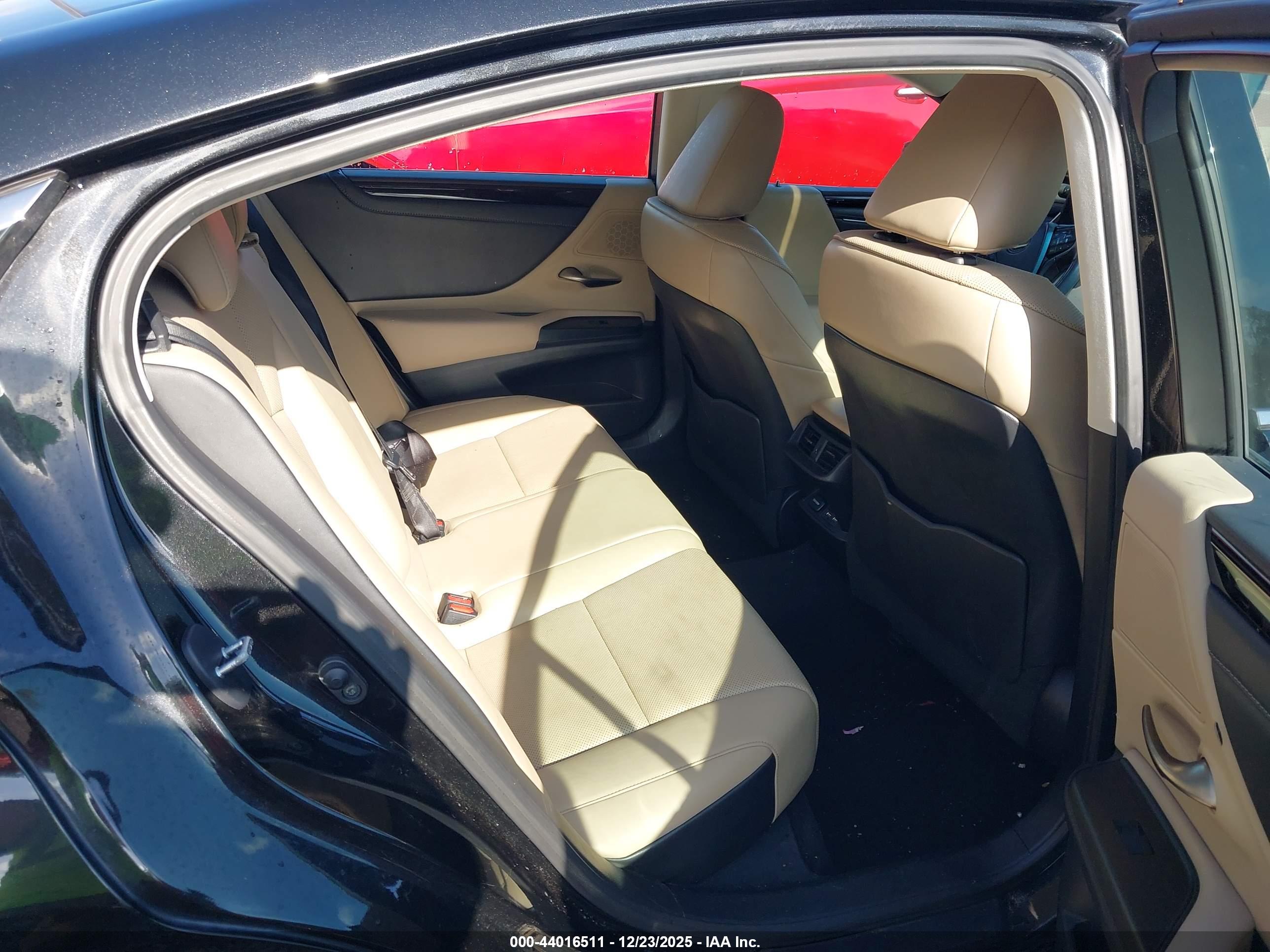 LEXUS ES image 8