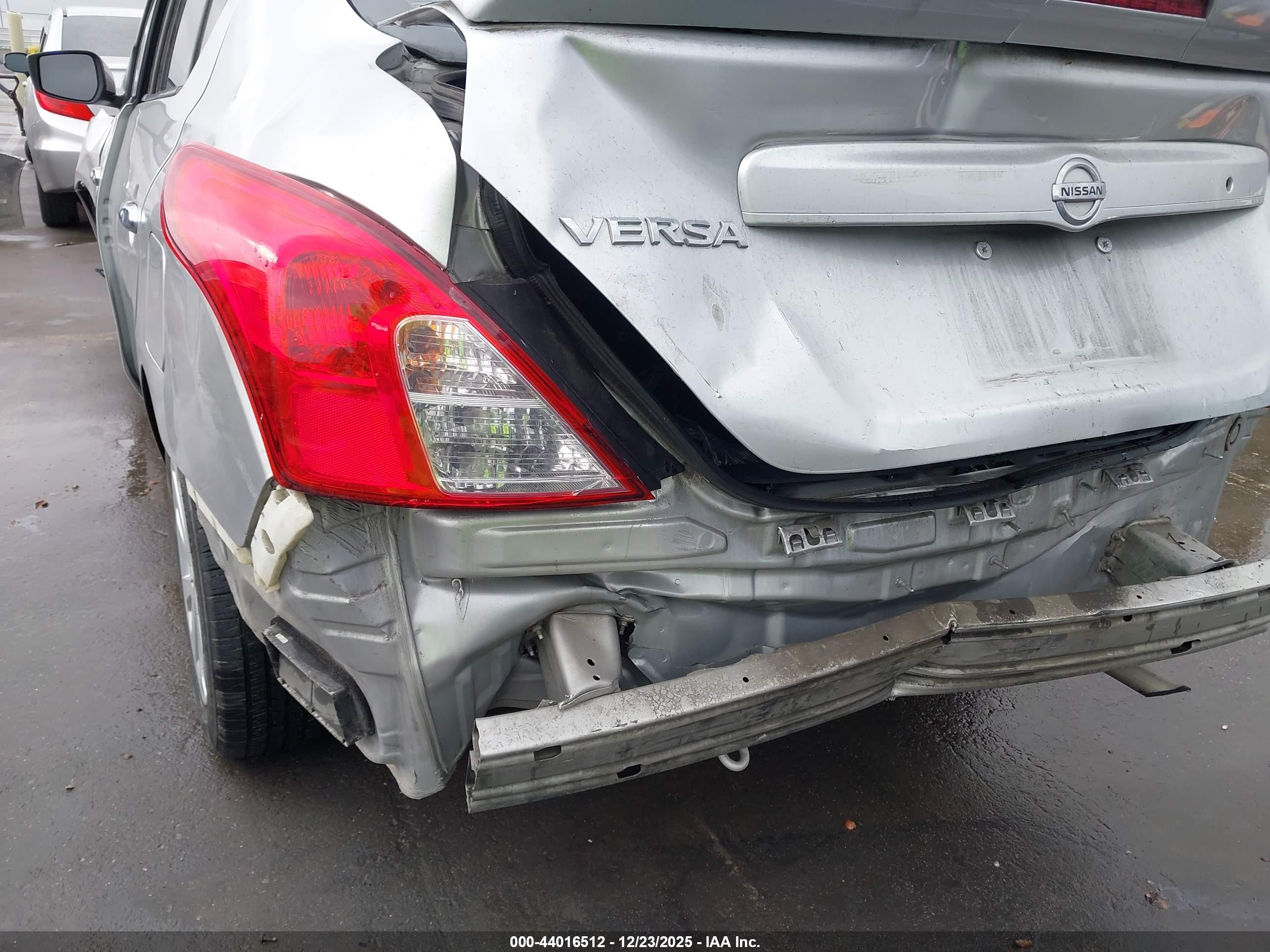 NISSAN VERSA image 6