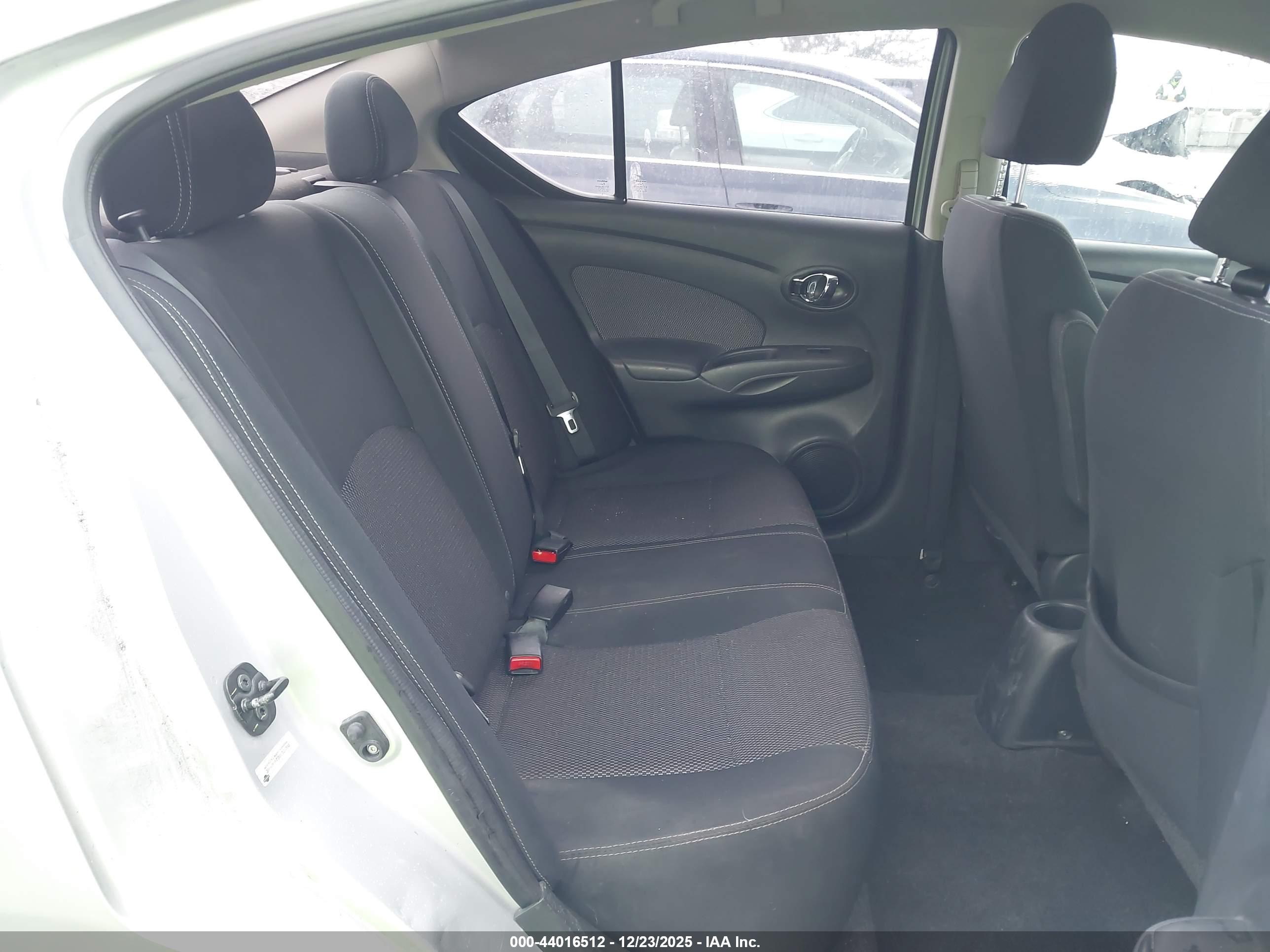 NISSAN VERSA image 8