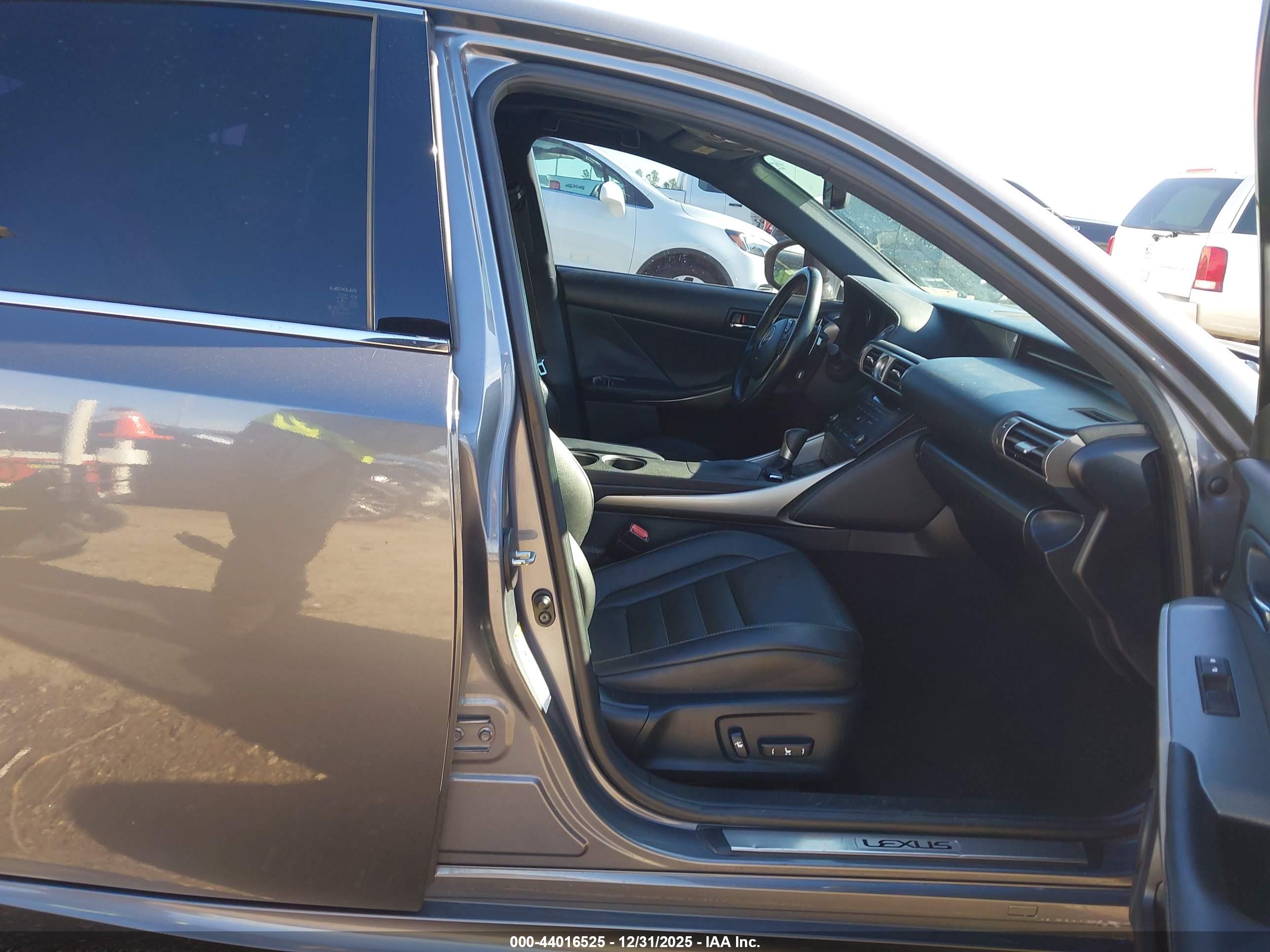 LEXUS IS image 5