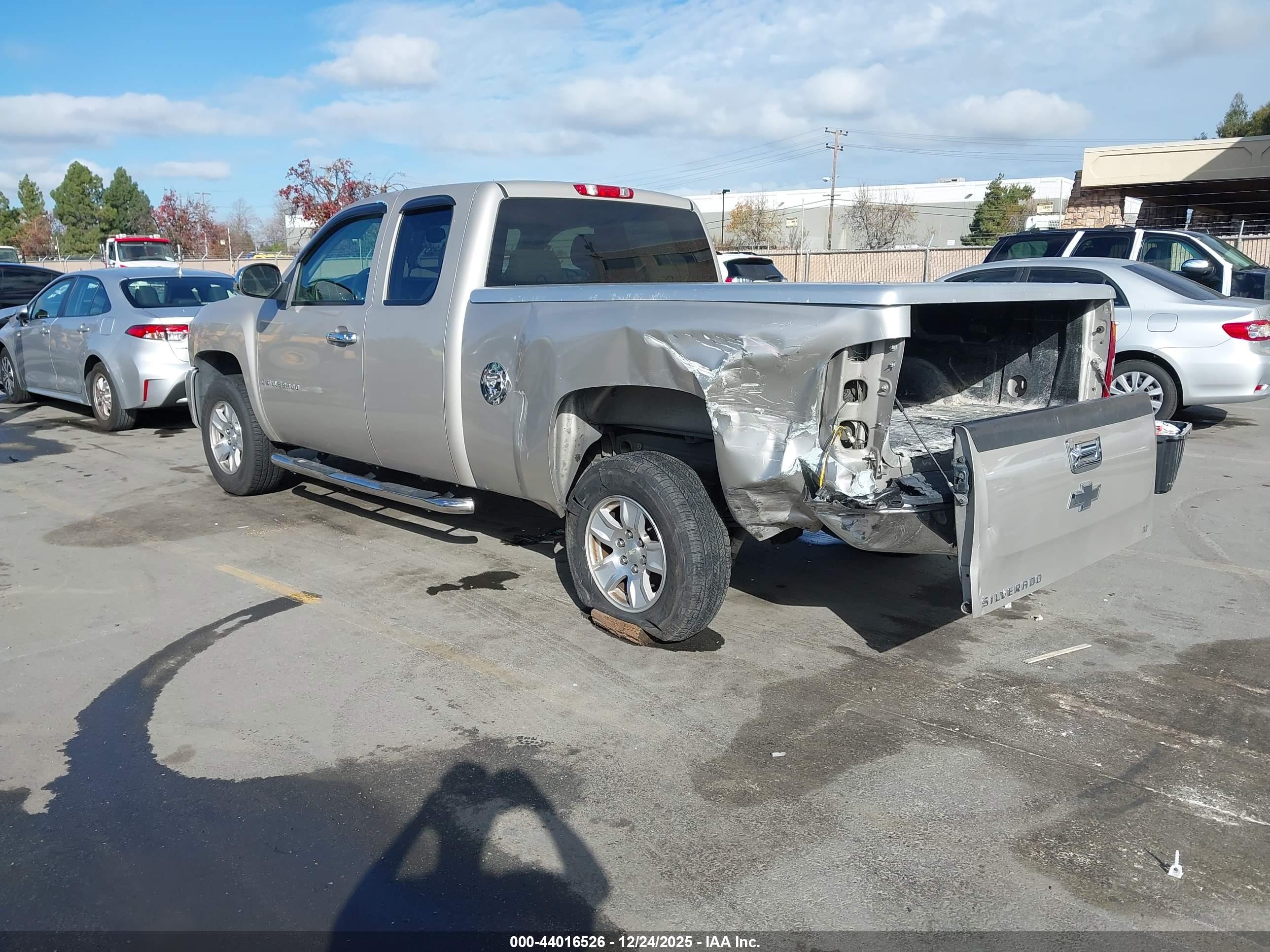 CHEVROLET SILVERADO image 3