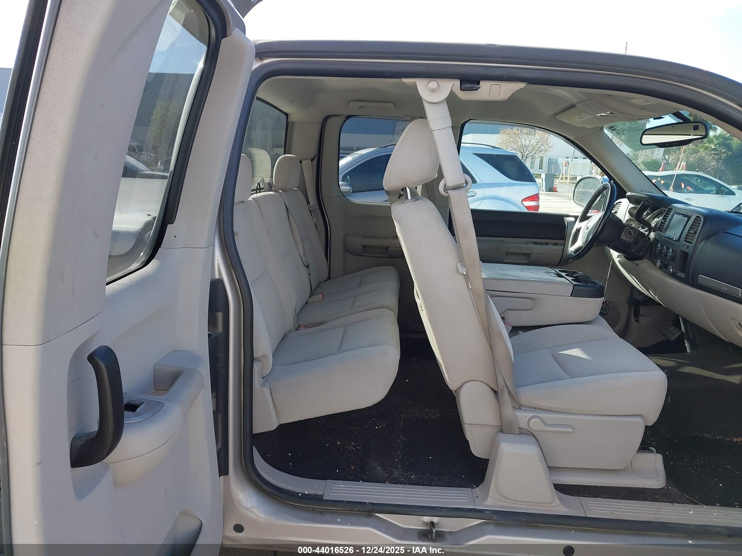 CHEVROLET SILVERADO image 8