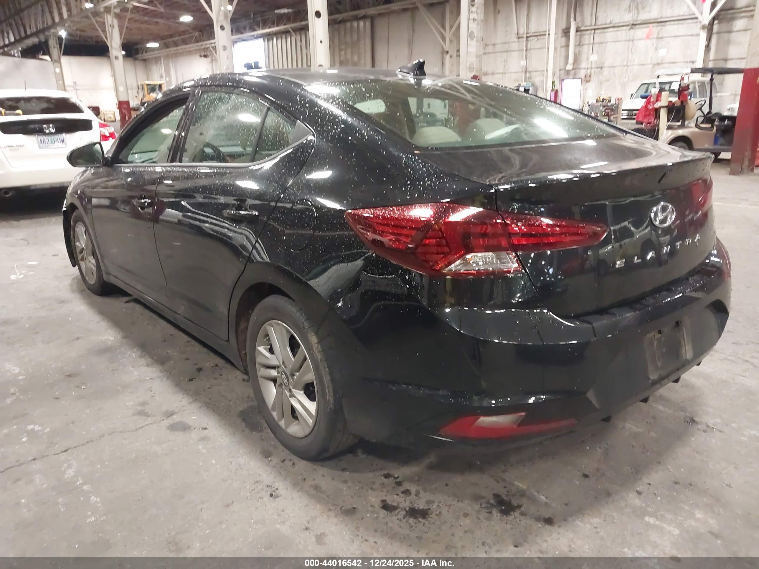 HYUNDAI ELANTRA image 3