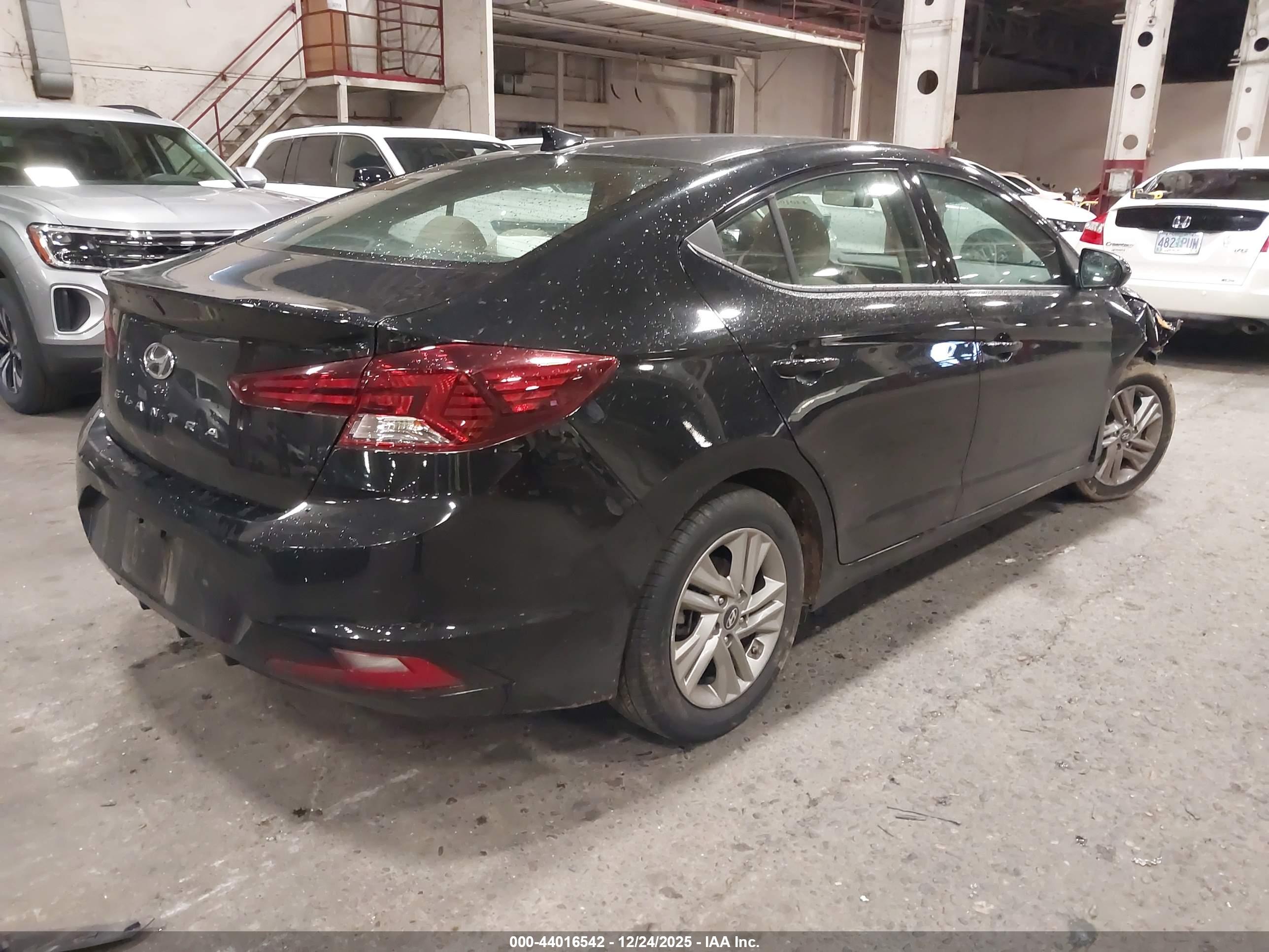 HYUNDAI ELANTRA image 4