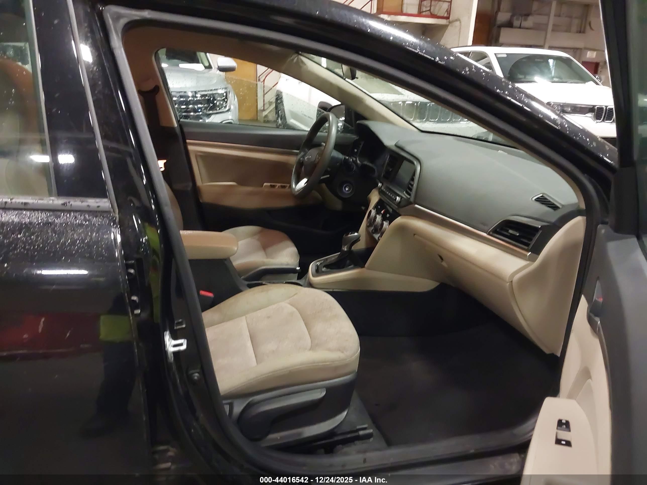 HYUNDAI ELANTRA image 5