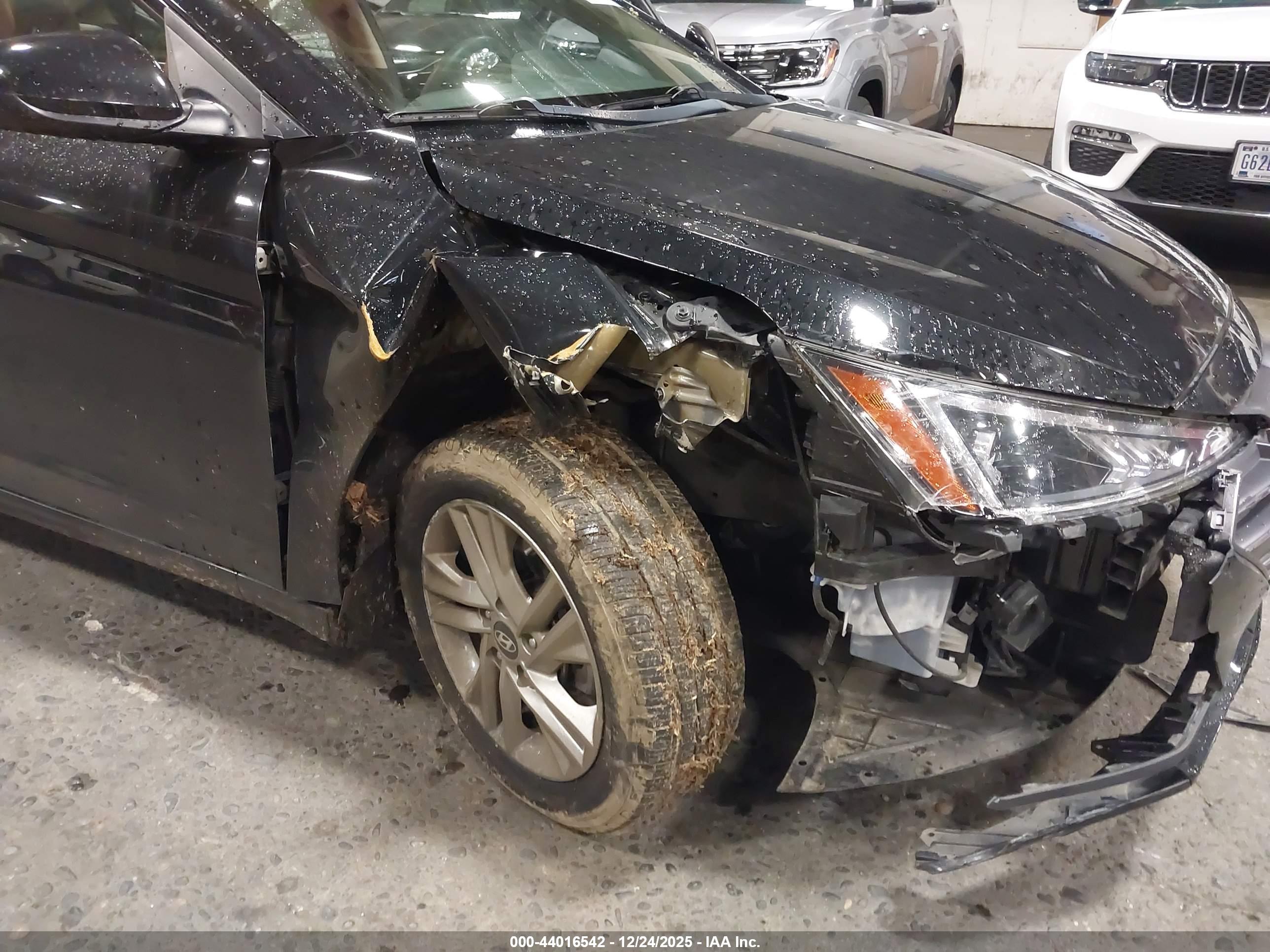 HYUNDAI ELANTRA image 6